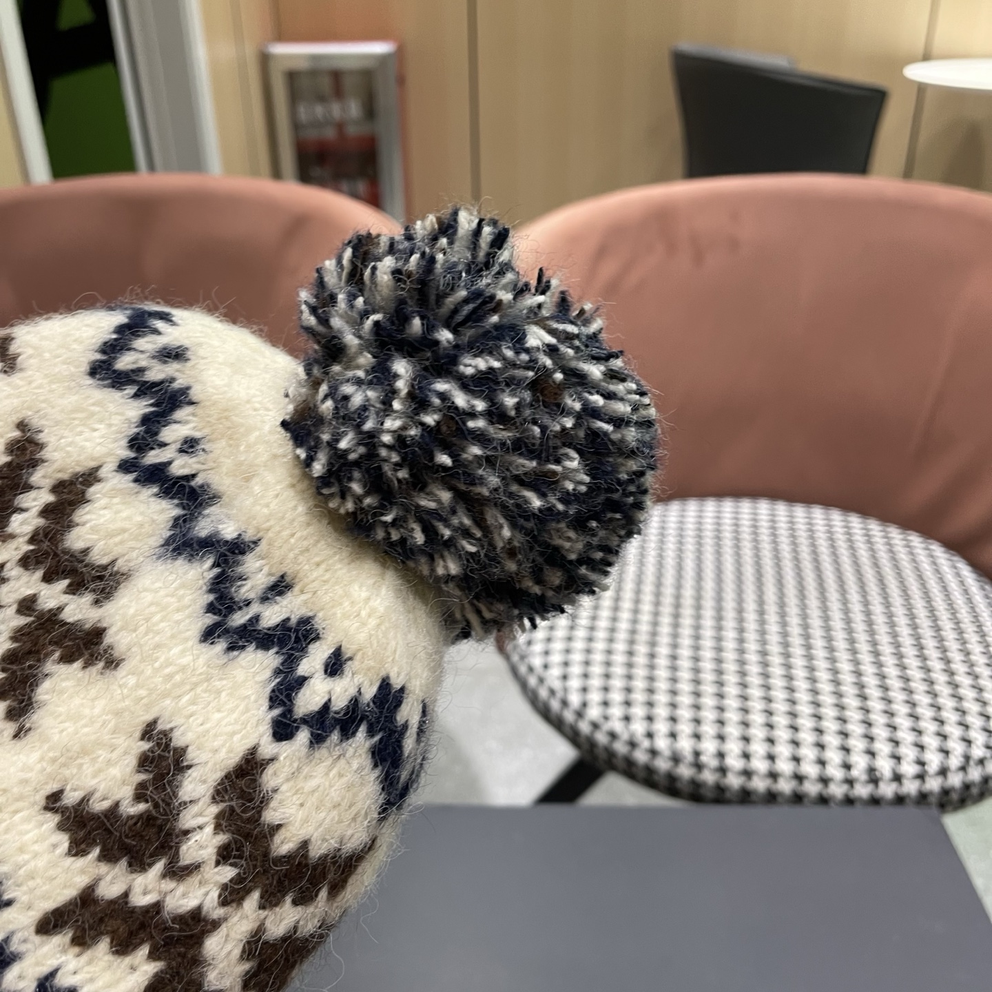 普拉达 Prada 2025新款秋冬保暖复古提花毛线帽子女费尔岛可爱毛球针织帽包头帽