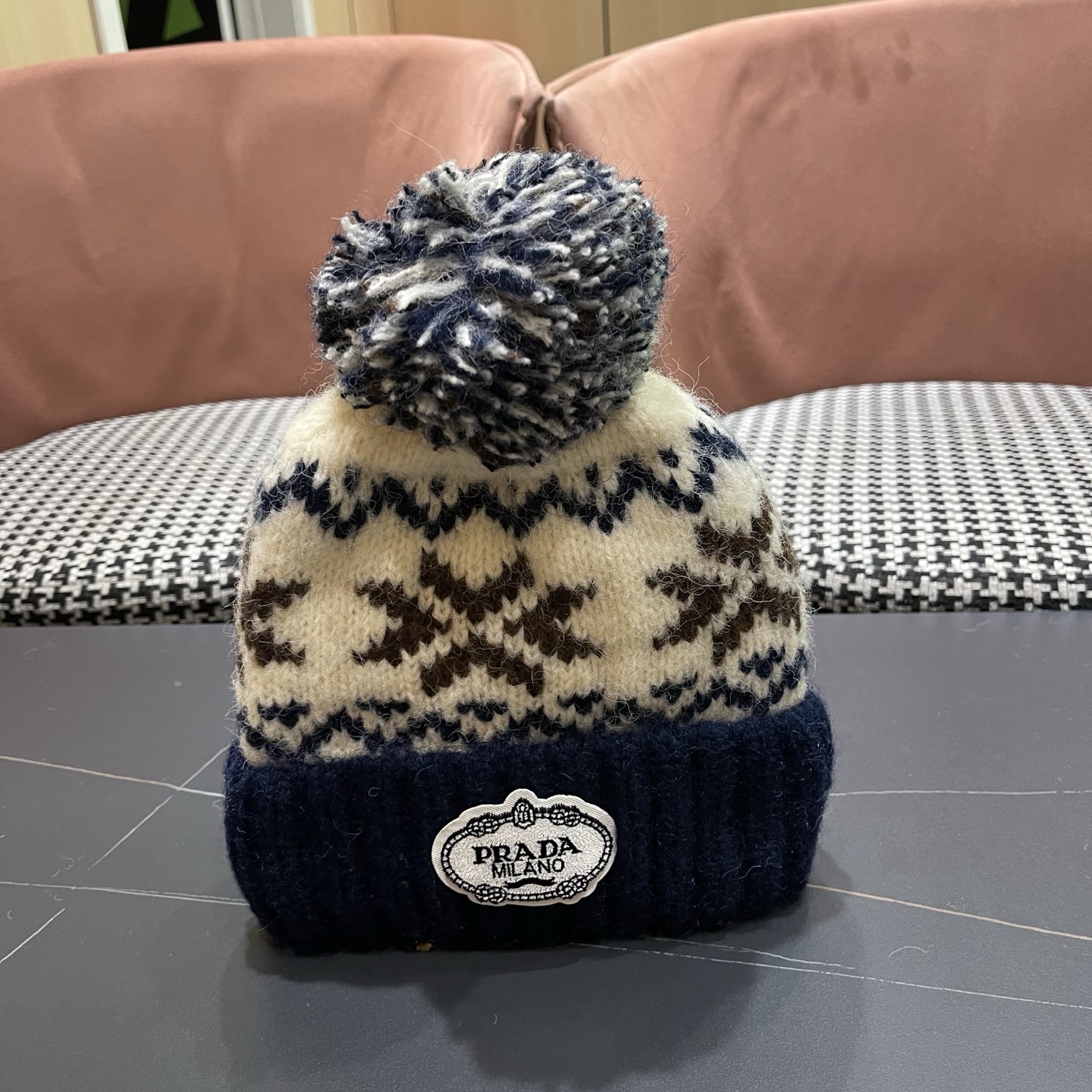 普拉达 Prada 2025新款秋冬保暖复古提花毛线帽子女费尔岛可爱毛球针织帽包头帽