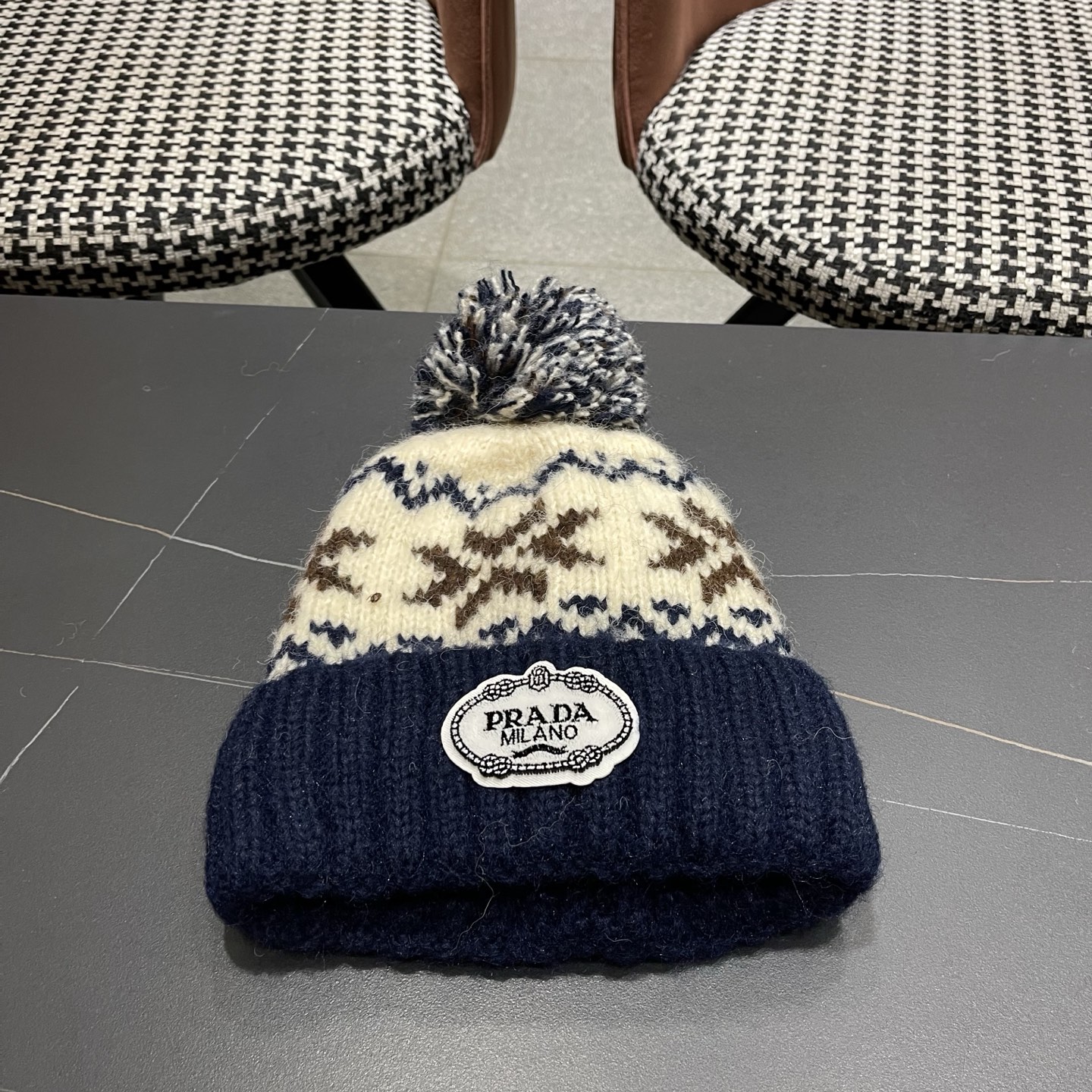 普拉达 Prada 2025新款秋冬保暖复古提花毛线帽子女费尔岛可爱毛球针织帽包头帽