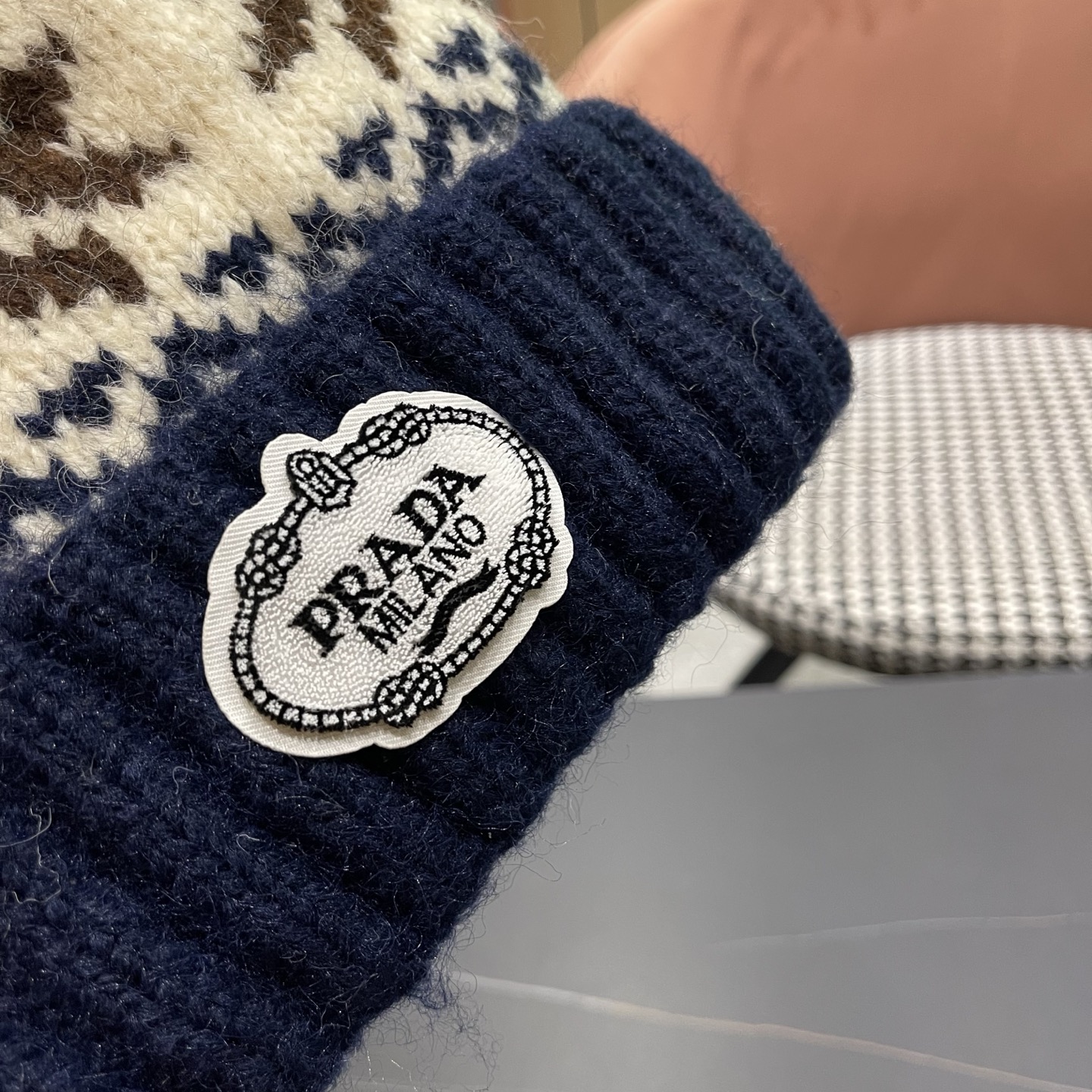 普拉达 Prada 2025新款秋冬保暖复古提花毛线帽子女费尔岛可爱毛球针织帽包头帽