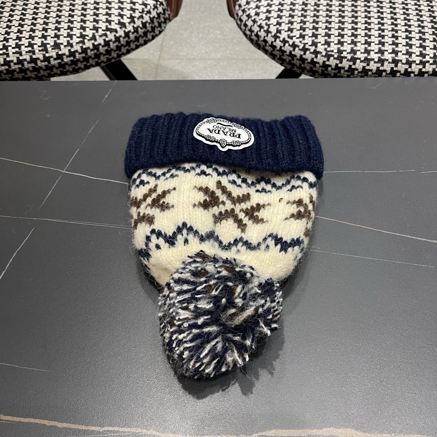 普拉达 Prada 2025新款秋冬保暖复古提花毛线帽子女费尔岛可爱毛球针织帽包头帽