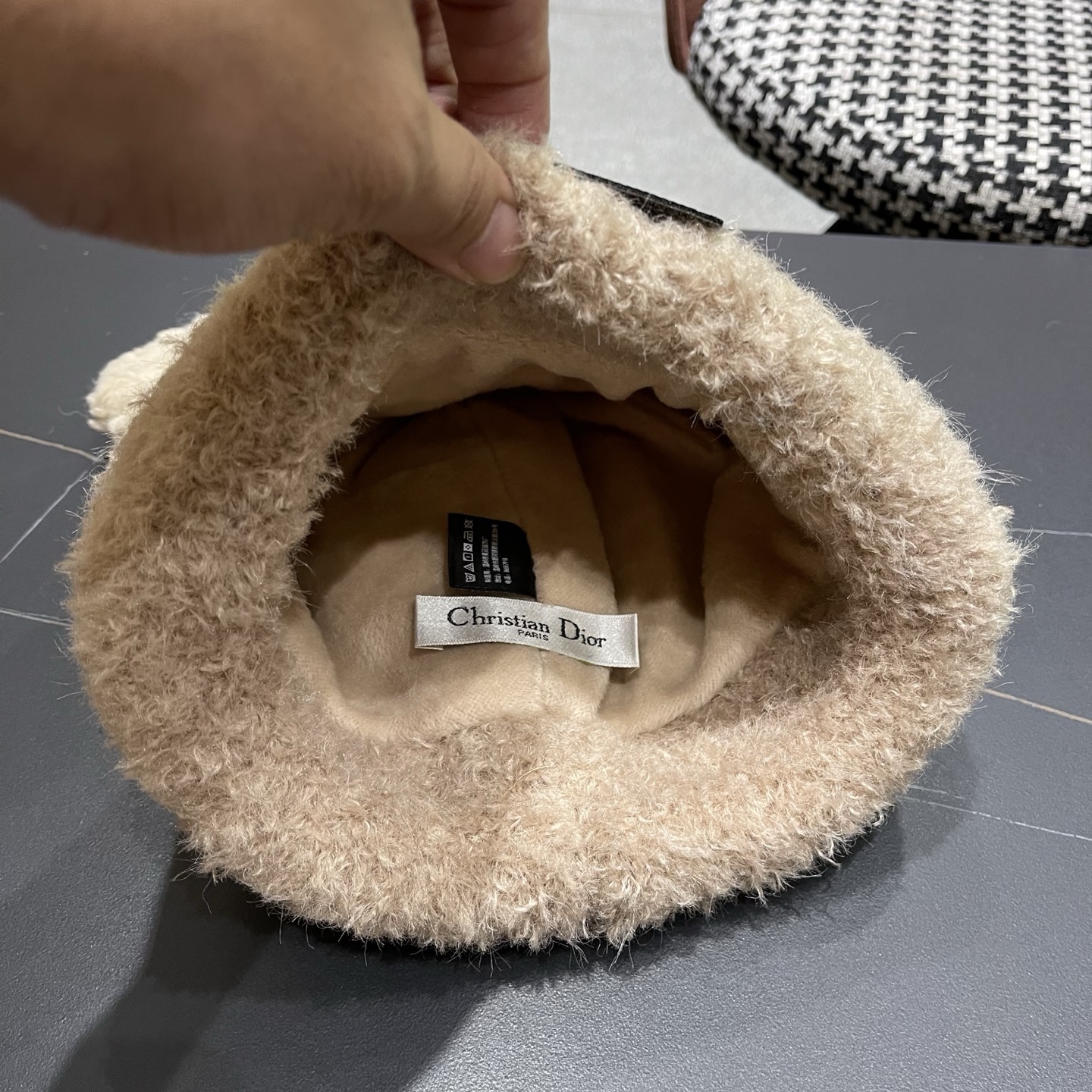 【DIOR迪奥】2025新款秋冬季时尚保暖耳朵套头帽大头围显脸小针织毛绒帽子