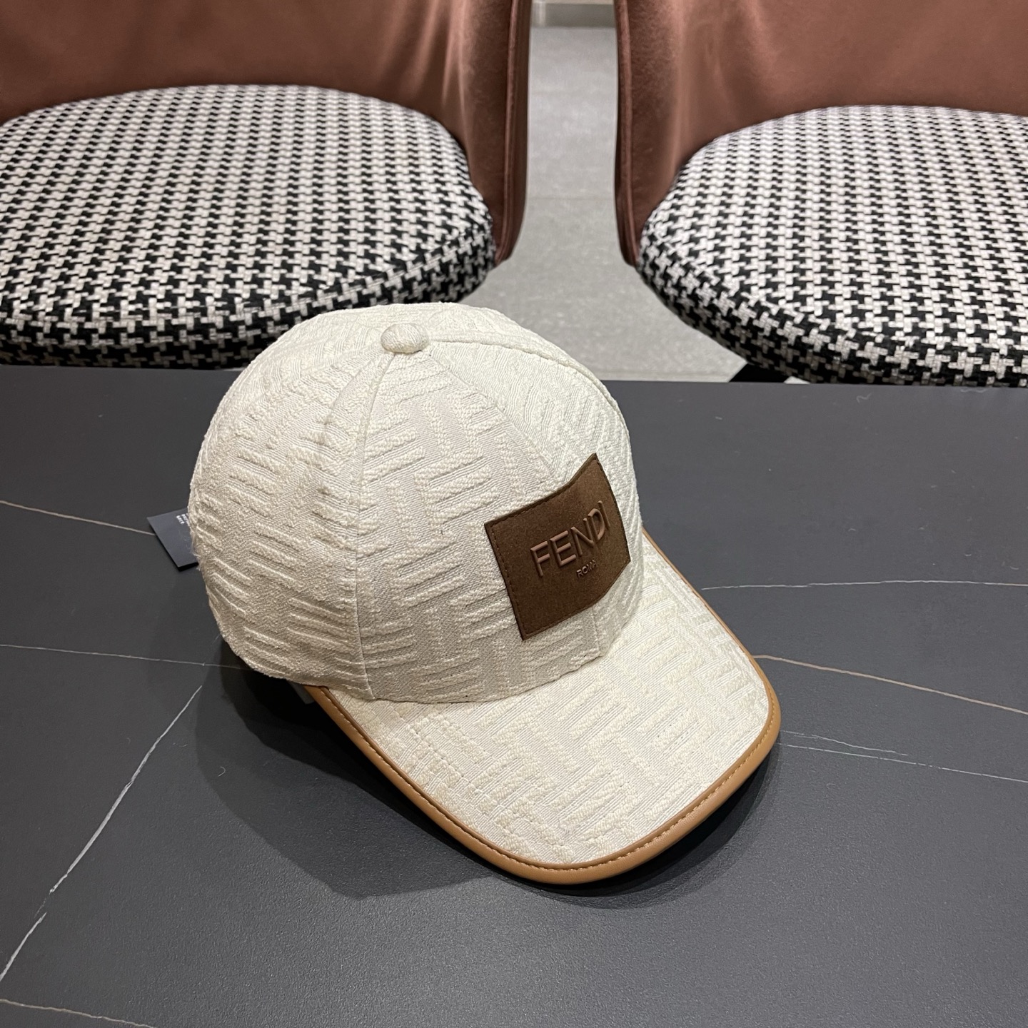 Fendi（芬迪）新款原单棒球帽， 专柜常年热卖款，口碑极佳，1:1开模订制，轻盈透气！质量超赞，基础头