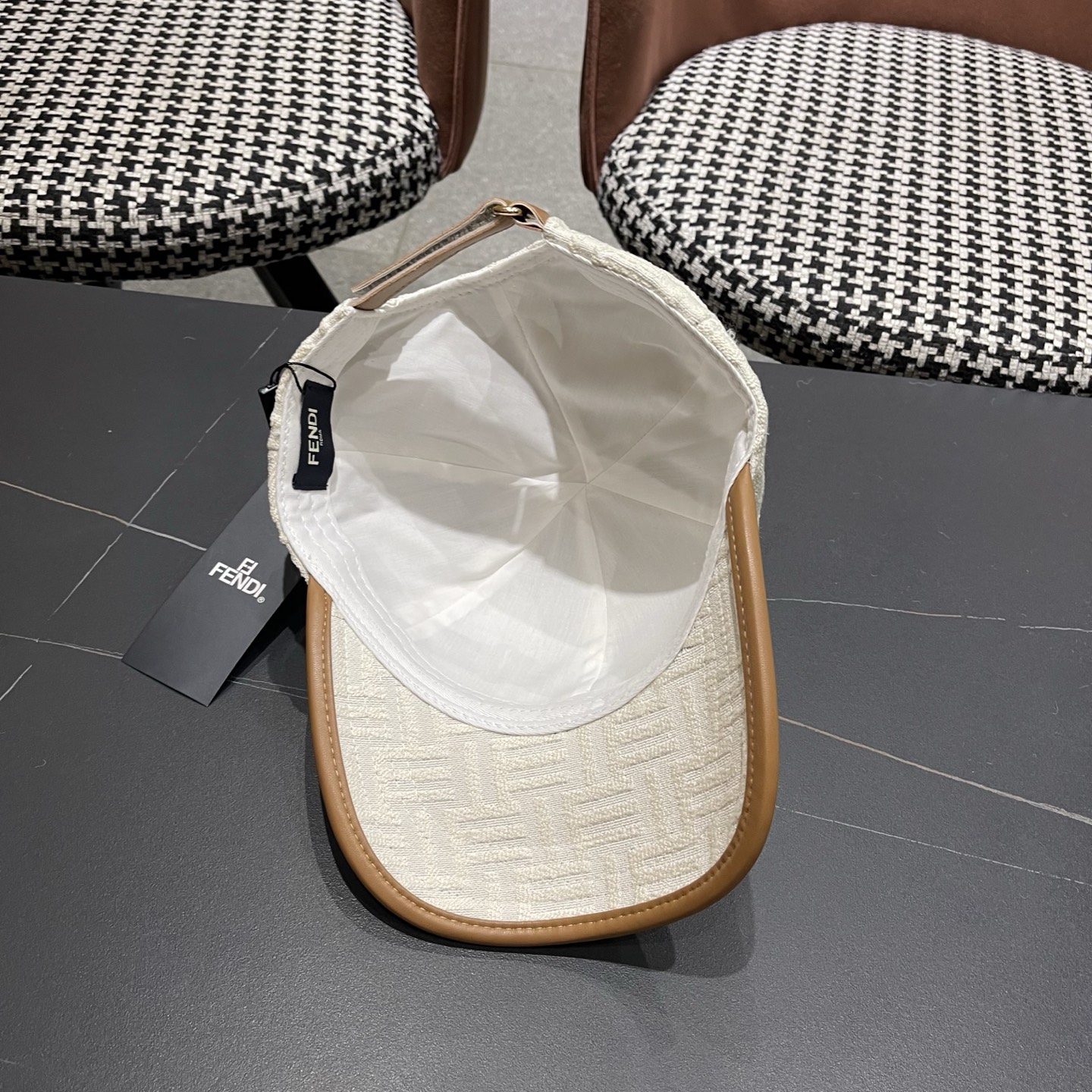 Fendi（芬迪）新款原单棒球帽， 专柜常年热卖款，口碑极佳，1:1开模订制，轻盈透气！质量超赞，基础头