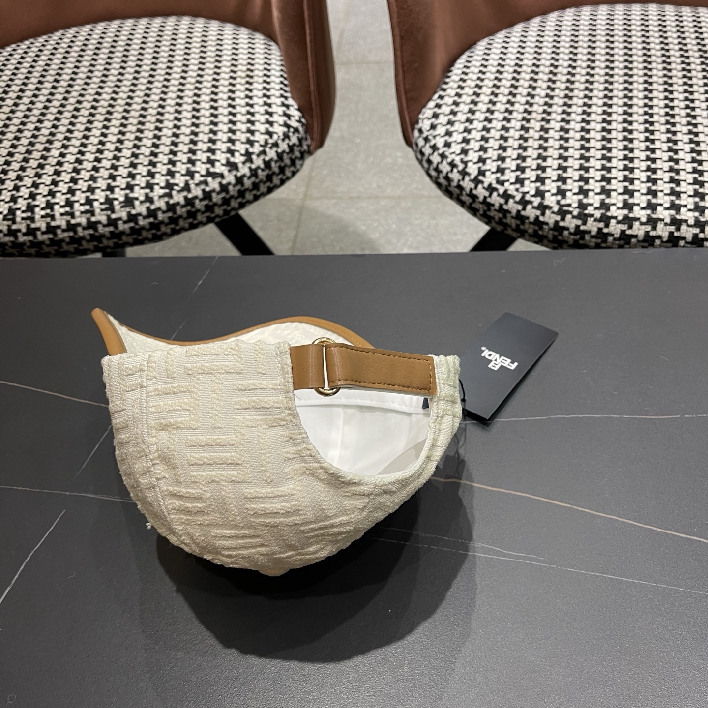 Fendi（芬迪）新款原单棒球帽， 专柜常年热卖款，口碑极佳，1:1开模订制，轻盈透气！质量超赞，基础头