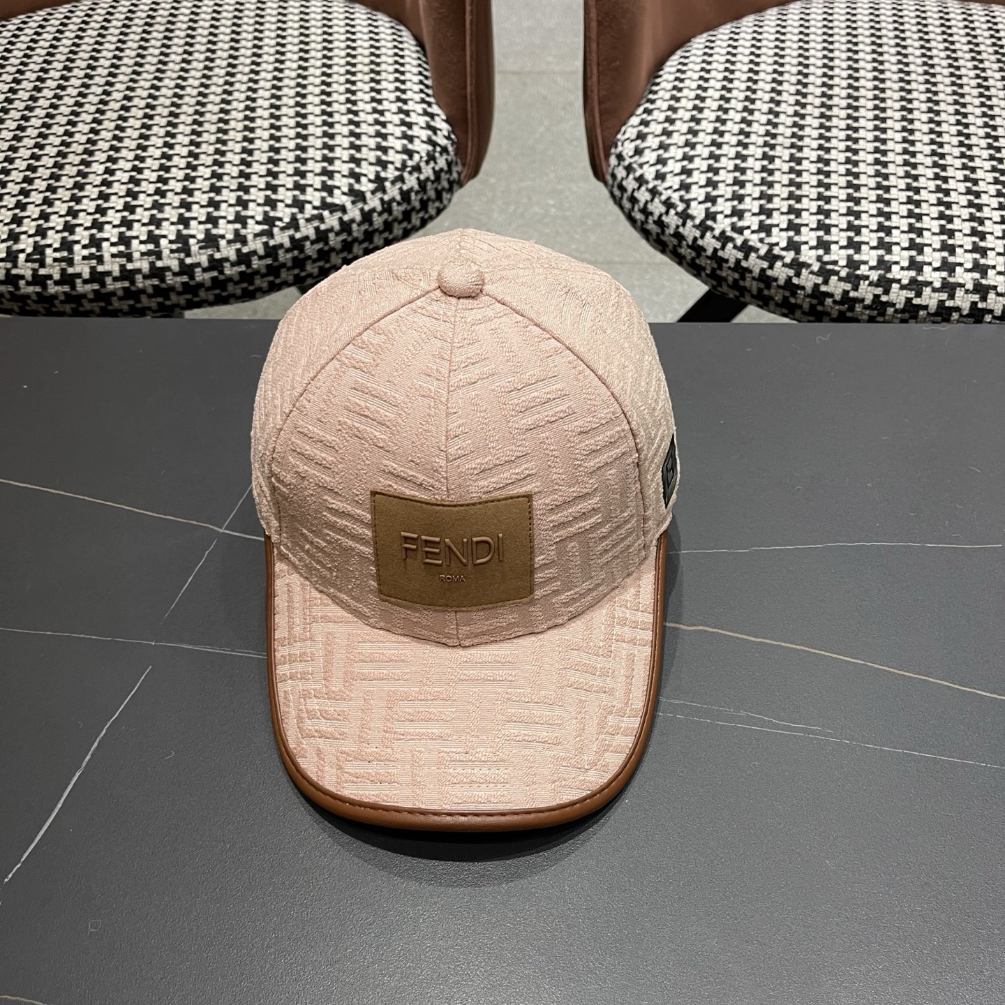 Fendi（芬迪）新款原单棒球帽， 专柜常年热卖款，口碑极佳，1:1开模订制，轻盈透气！质量超赞，基础头