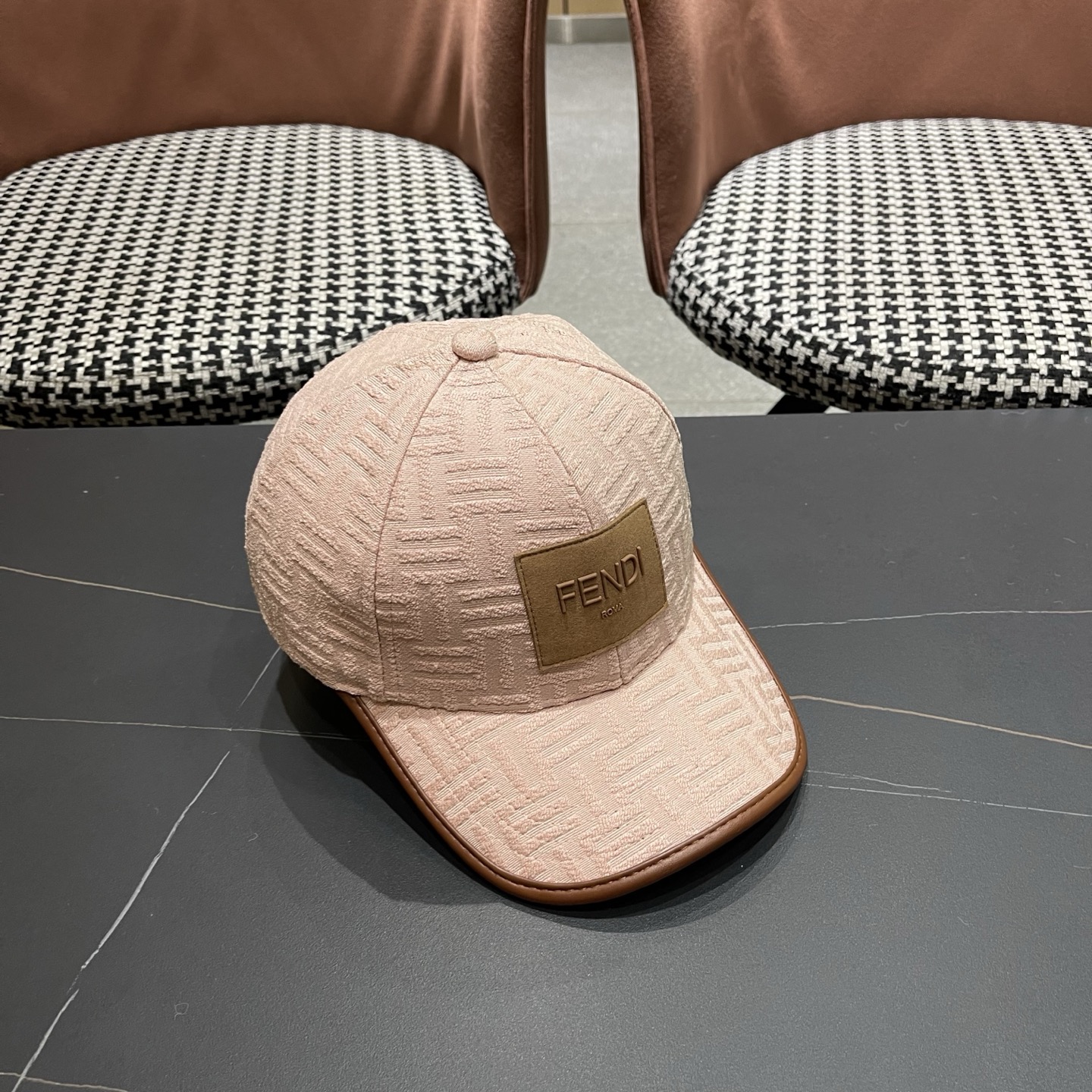 Fendi（芬迪）新款原单棒球帽， 专柜常年热卖款，口碑极佳，1:1开模订制，轻盈透气！质量超赞，基础头