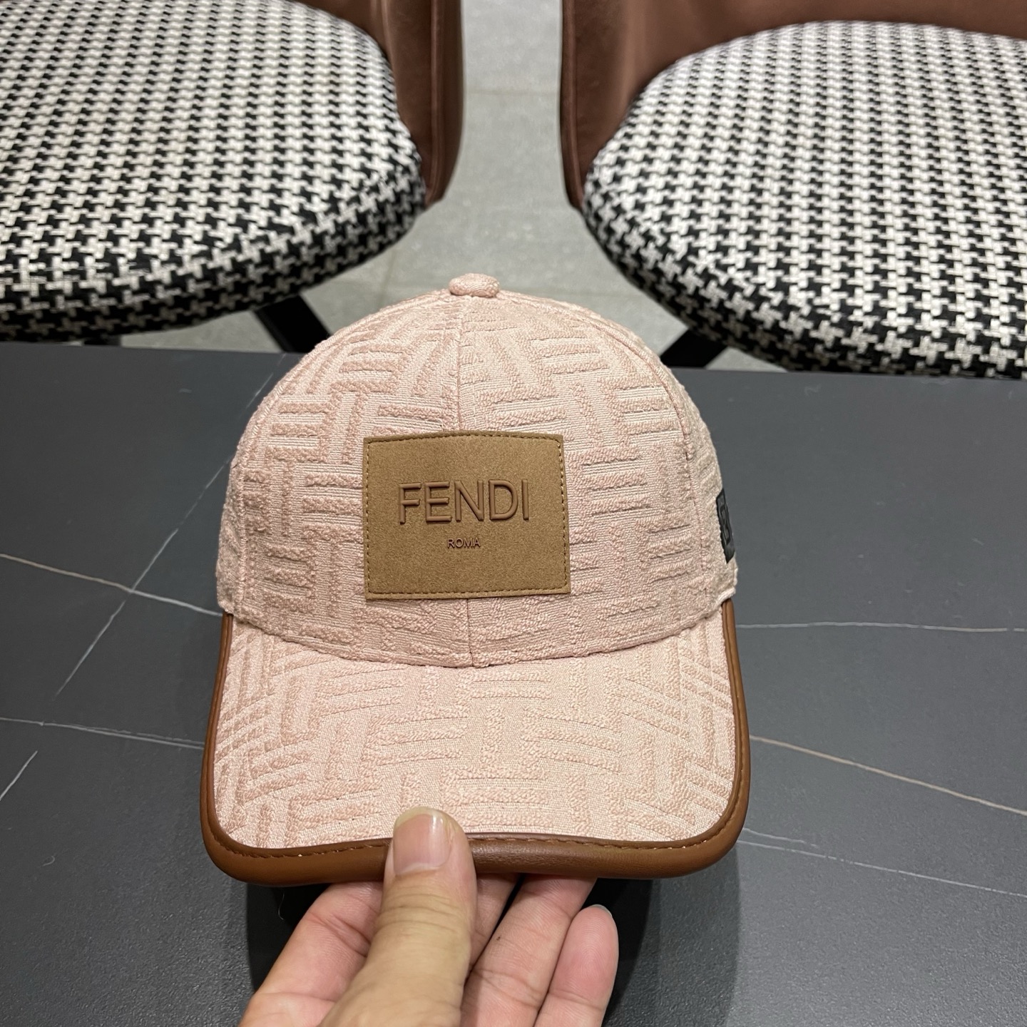 Fendi（芬迪）新款原单棒球帽， 专柜常年热卖款，口碑极佳，1:1开模订制，轻盈透气！质量超赞，基础头