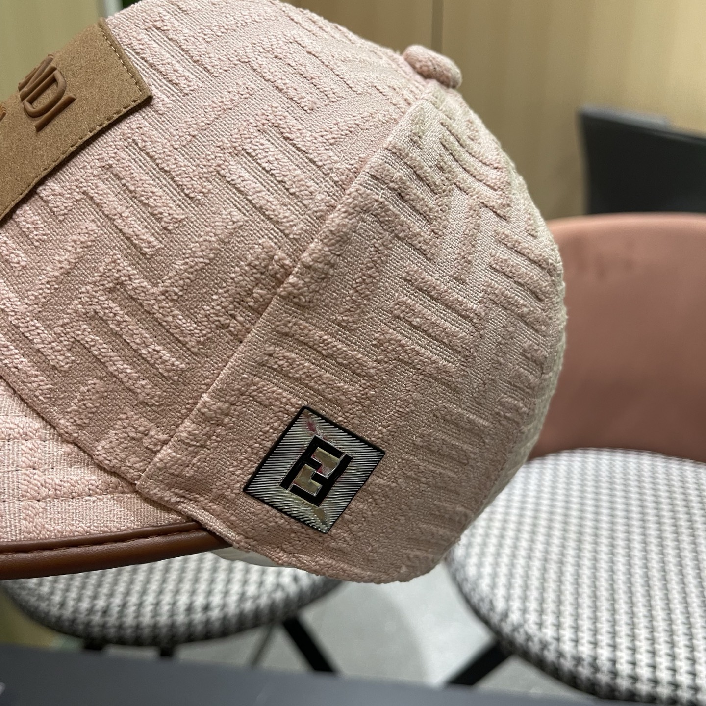 Fendi（芬迪）新款原单棒球帽， 专柜常年热卖款，口碑极佳，1:1开模订制，轻盈透气！质量超赞，基础头