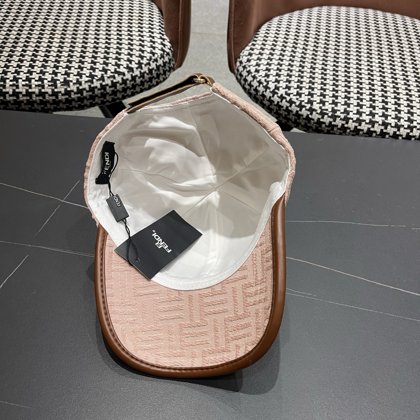 Fendi（芬迪）新款原单棒球帽， 专柜常年热卖款，口碑极佳，1:1开模订制，轻盈透气！质量超赞，基础头