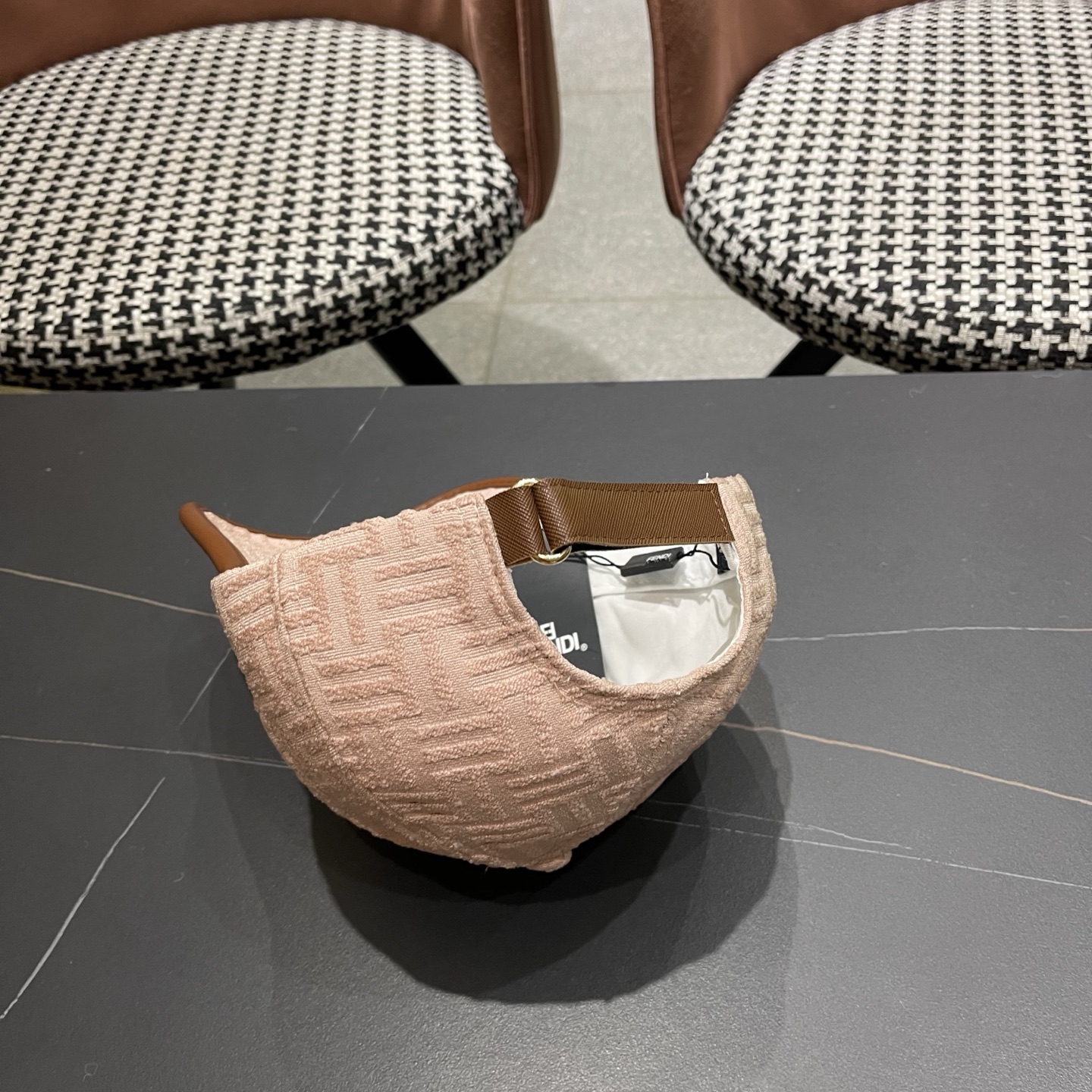 Fendi（芬迪）新款原单棒球帽， 专柜常年热卖款，口碑极佳，1:1开模订制，轻盈透气！质量超赞，基础头