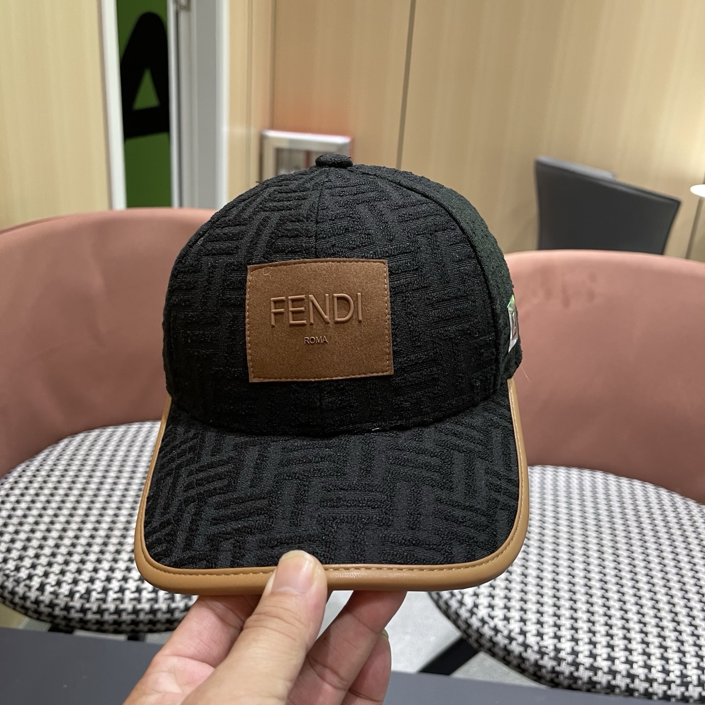 Fendi（芬迪）新款原单棒球帽， 专柜常年热卖款，口碑极佳，1:1开模订制，轻盈透气！质量超赞，基础头