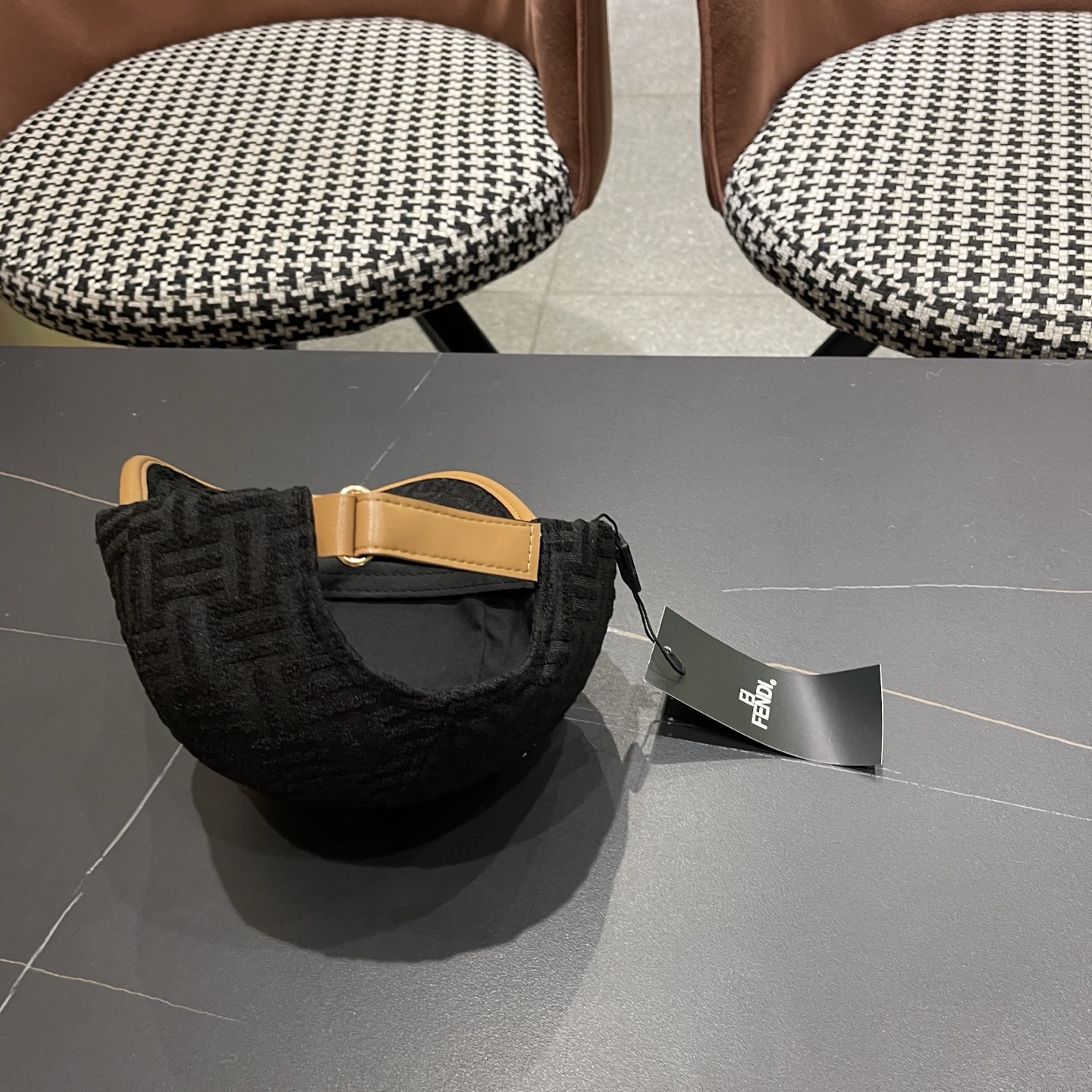 Fendi（芬迪）新款原单棒球帽， 专柜常年热卖款，口碑极佳，1:1开模订制，轻盈透气！质量超赞，基础头