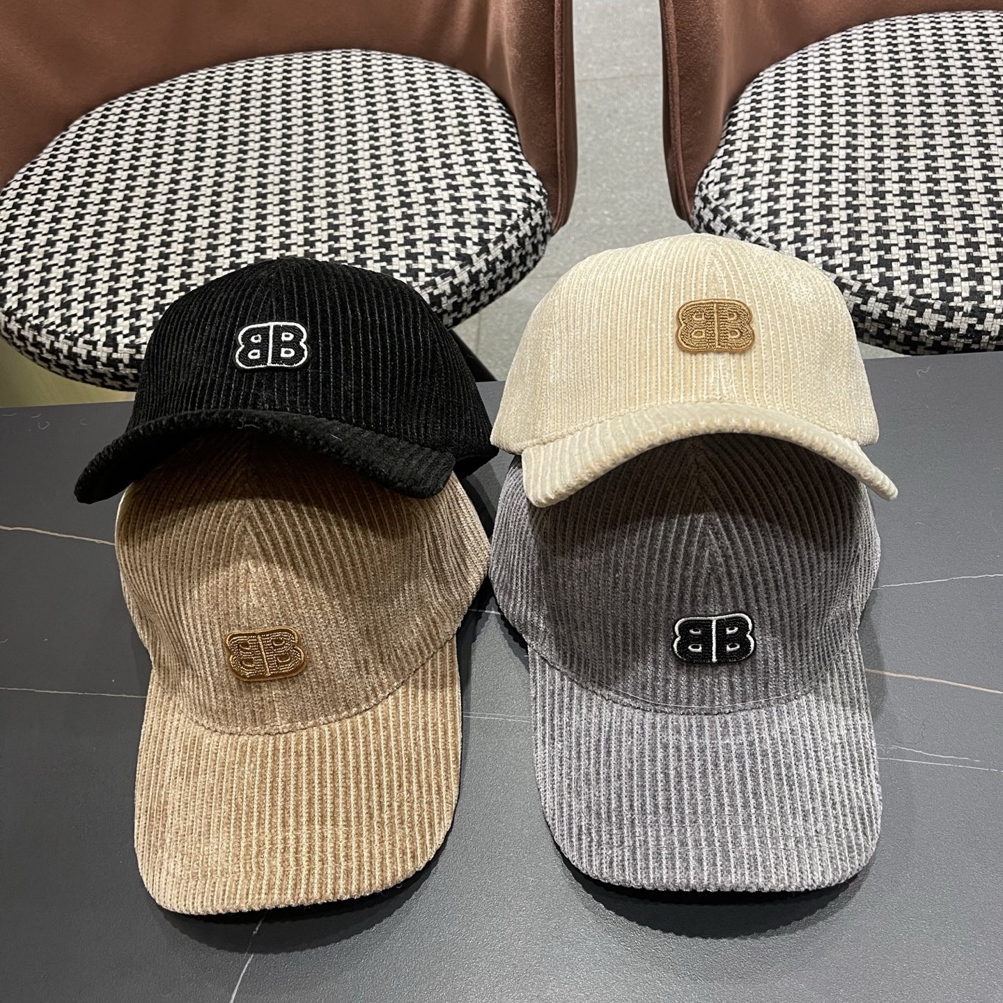 BALENCIAGA巴黎世家2025秋冬款新款logo棒球帽，很酷的色系，男女佩戴都有不同style，第