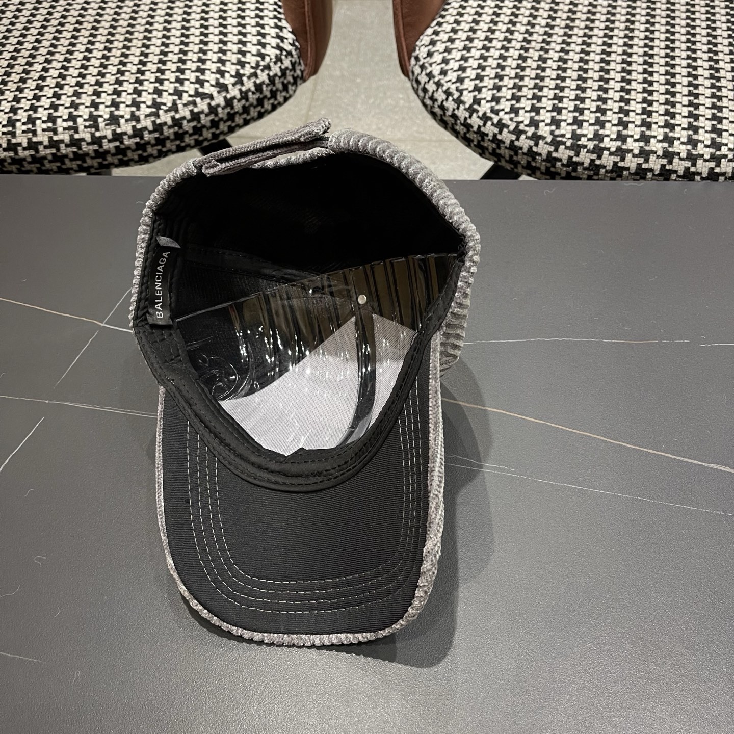 BALENCIAGA巴黎世家2025秋冬款新款logo棒球帽，很酷的色系，男女佩戴都有不同style，第