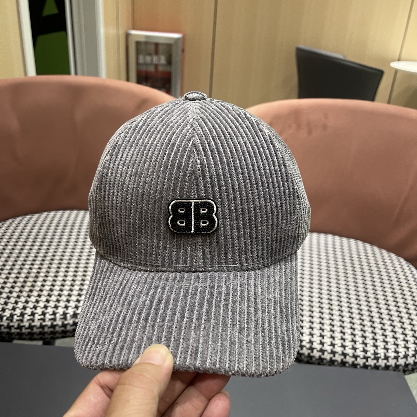 BALENCIAGA巴黎世家2025秋冬款新款logo棒球帽，很酷的色系，男女佩戴都有不同style，第