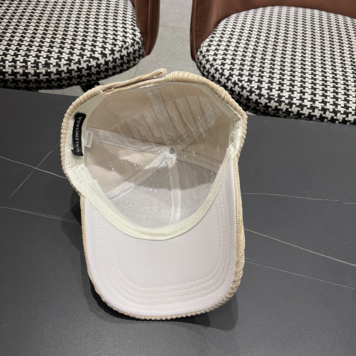 BALENCIAGA巴黎世家2025秋冬款新款logo棒球帽，很酷的色系，男女佩戴都有不同style，第