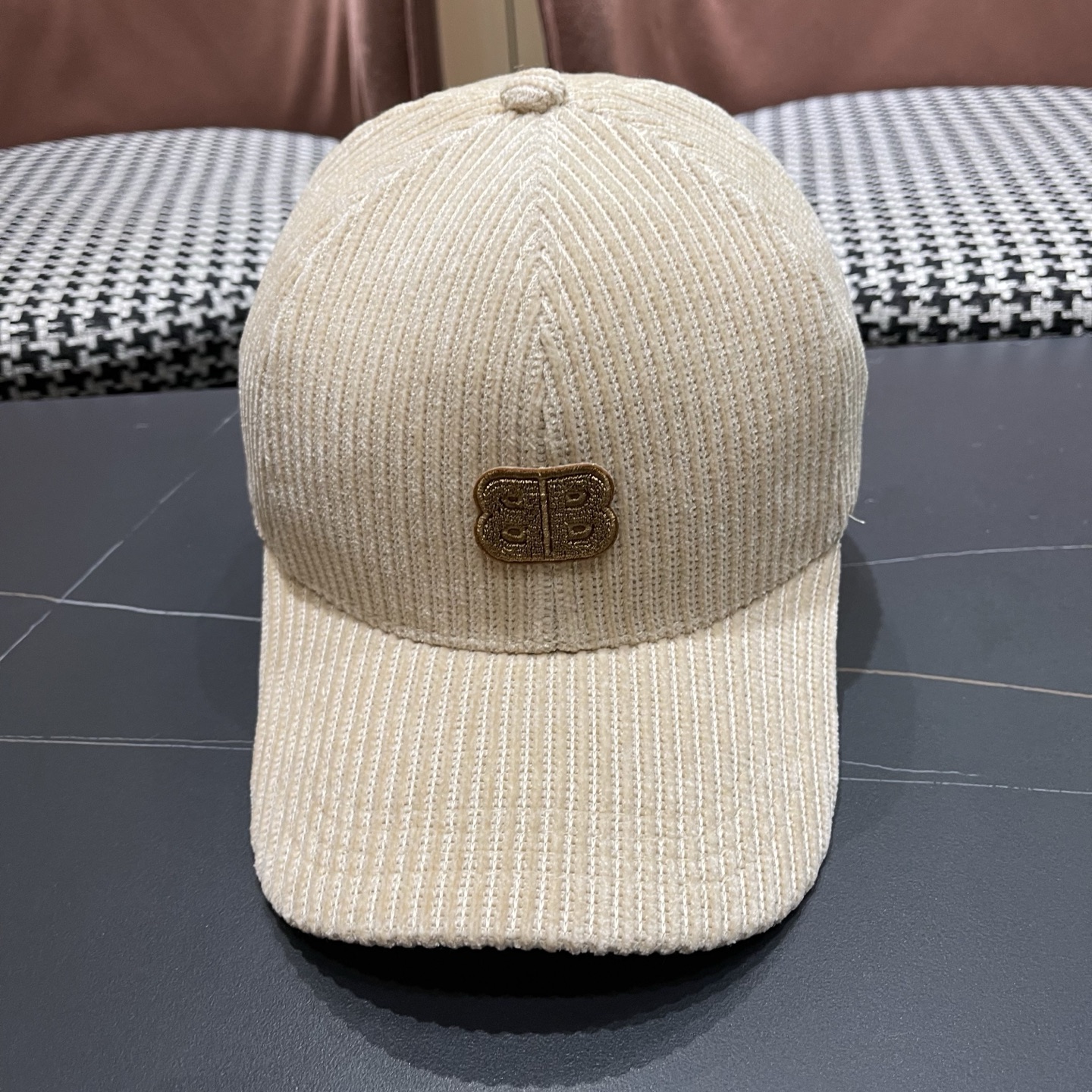 BALENCIAGA巴黎世家2025秋冬款新款logo棒球帽，很酷的色系，男女佩戴都有不同style，第