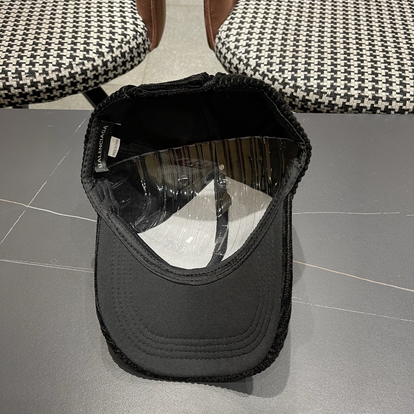 BALENCIAGA巴黎世家2025秋冬款新款logo棒球帽，很酷的色系，男女佩戴都有不同style，第