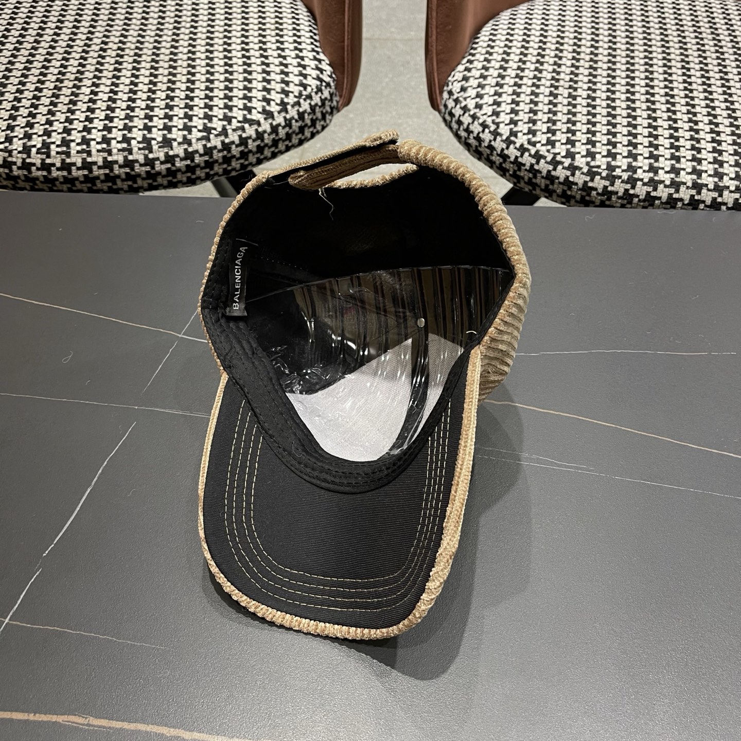 BALENCIAGA巴黎世家2025秋冬款新款logo棒球帽，很酷的色系，男女佩戴都有不同style，第