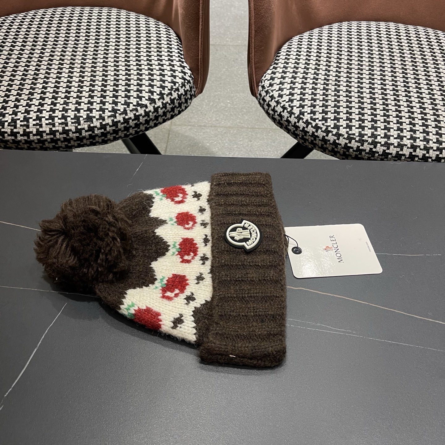 MONCLER蒙口2025新款费尔岛格纹可爱樱桃毛球针织帽子女秋冬季保暖护耳毛线帽