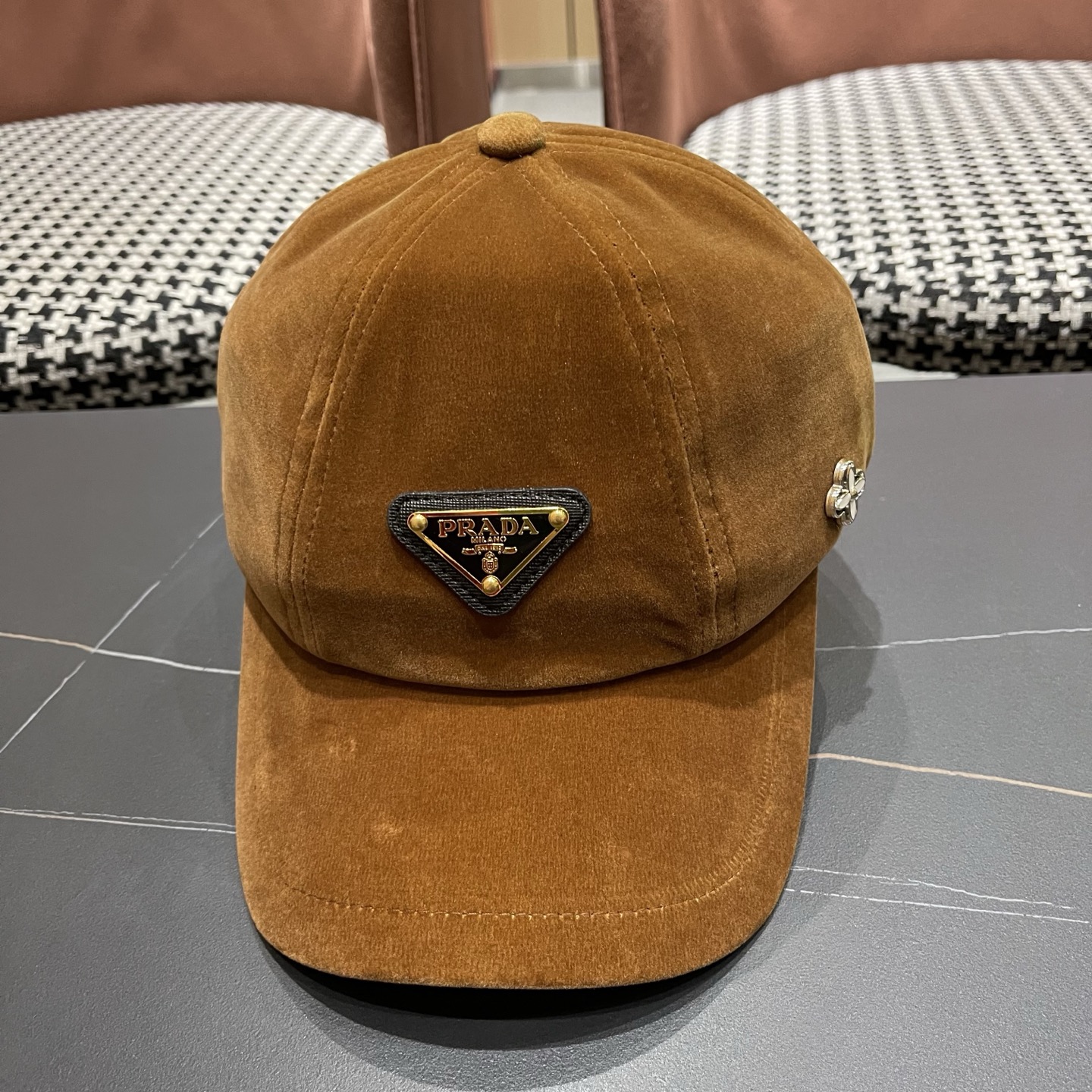 NO:580627,Prada (Prada) 2025 autumn and winter plush classic original baseball cap counter 1:1 mold customization quality is excellent, hat bucket hat baseball cap knitted hat, hat, prada, prada, espadrilles, hats19860909Prada(普拉达)2025秋冬毛绒经典原单棒球帽专柜1:1开模订制质量超赞,帽子渔夫帽棒球帽针织帽,帽子,prada,prada,espadrilles,hats,hat