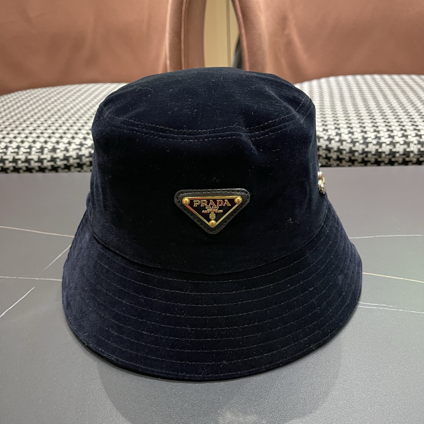 NO:580624,PRADA, 2025 autumn and winter plush original quality bucket hats have arrived, one-to-one purchase, standard positioning, fine workmanship, hats bucket hats, baseball caps, knitted hats, hats, prada, prada, espadrilles, hats19860909普拉达PRADA,2025秋冬款毛绒绒原单品质渔夫帽到货,一比一代购款,定位标准,做工精细,帽子渔夫帽棒球帽针织帽,帽子,prada,prada,espadrilles,hats,hat