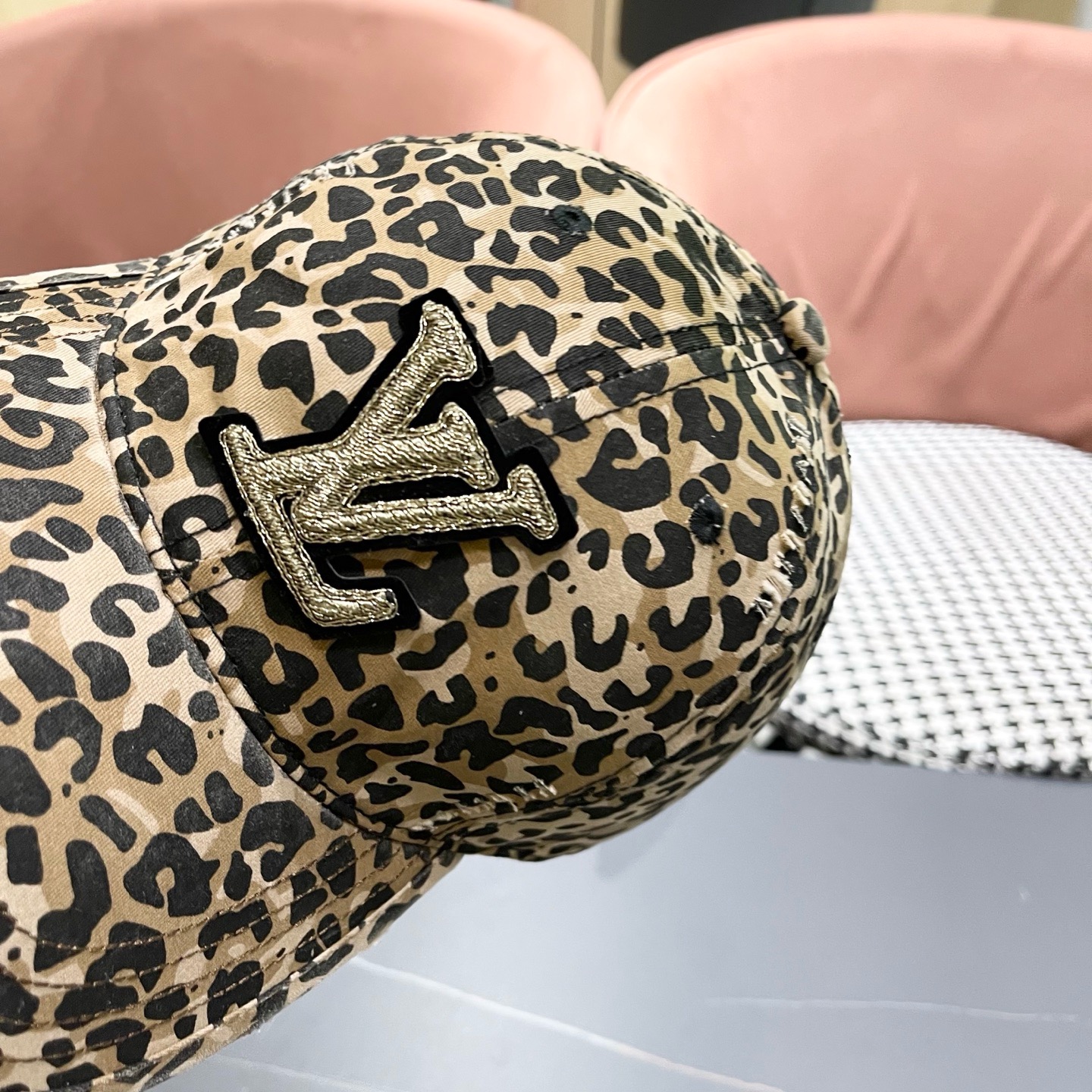 Lv路易威登豹纹鸭舌帽女士夏季2025新款破洞帽子复古大头国显脸小防晒棒球帽