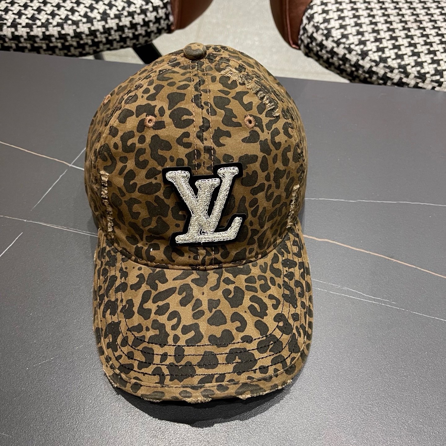 Lv路易威登豹纹鸭舌帽女士夏季2025新款破洞帽子复古大头国显脸小防晒棒球帽