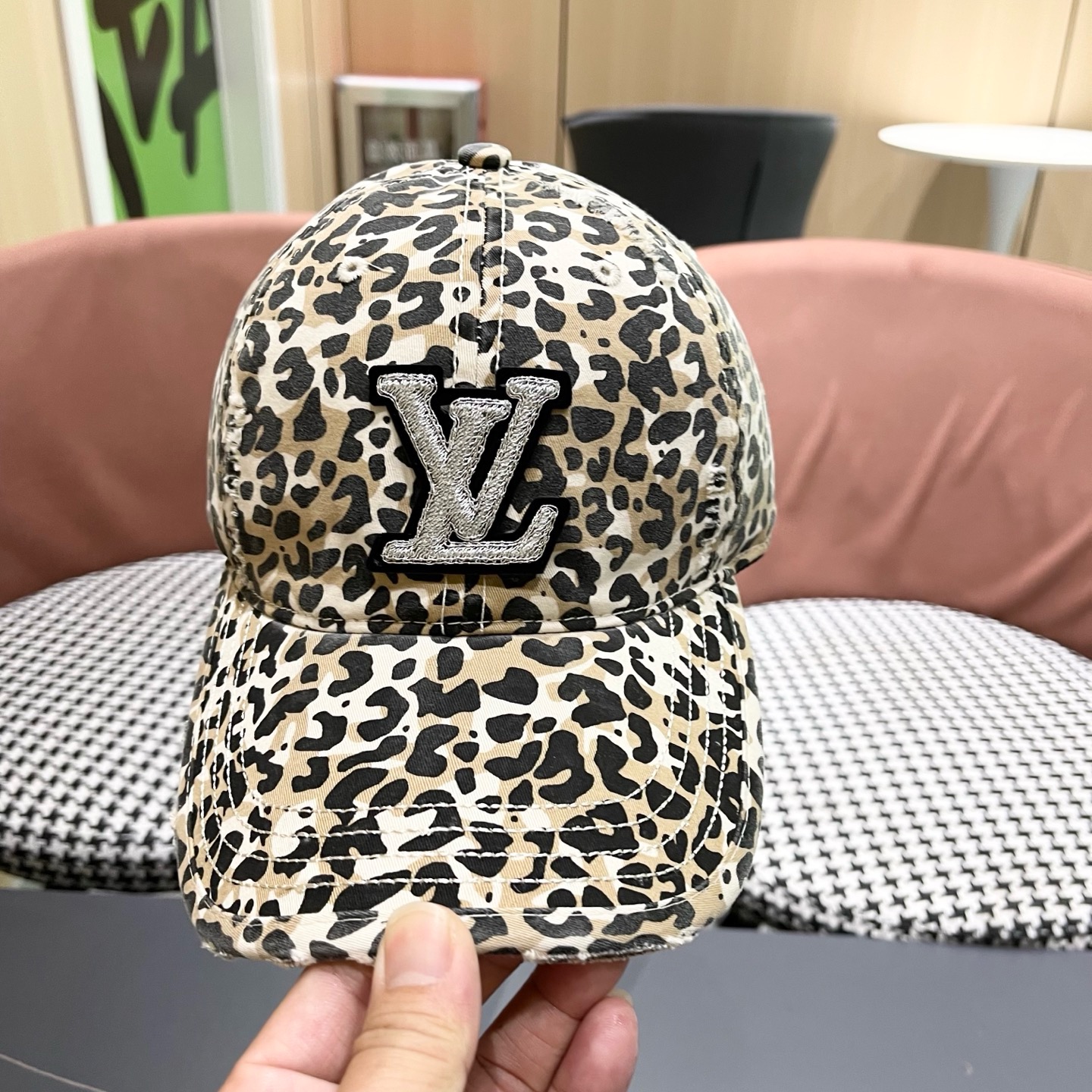 Lv路易威登豹纹鸭舌帽女士夏季2025新款破洞帽子复古大头国显脸小防晒棒球帽