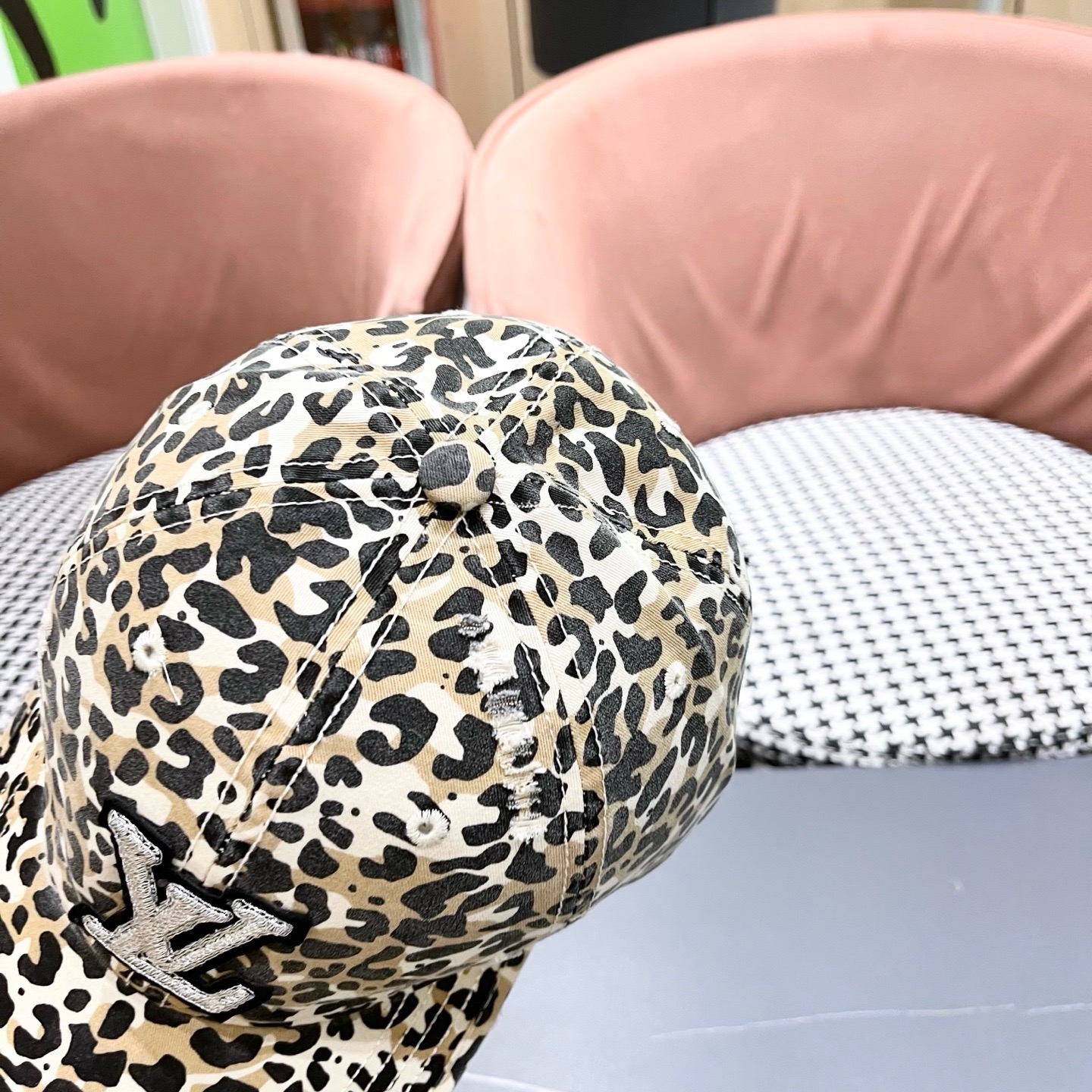 Lv路易威登豹纹鸭舌帽女士夏季2025新款破洞帽子复古大头国显脸小防晒棒球帽