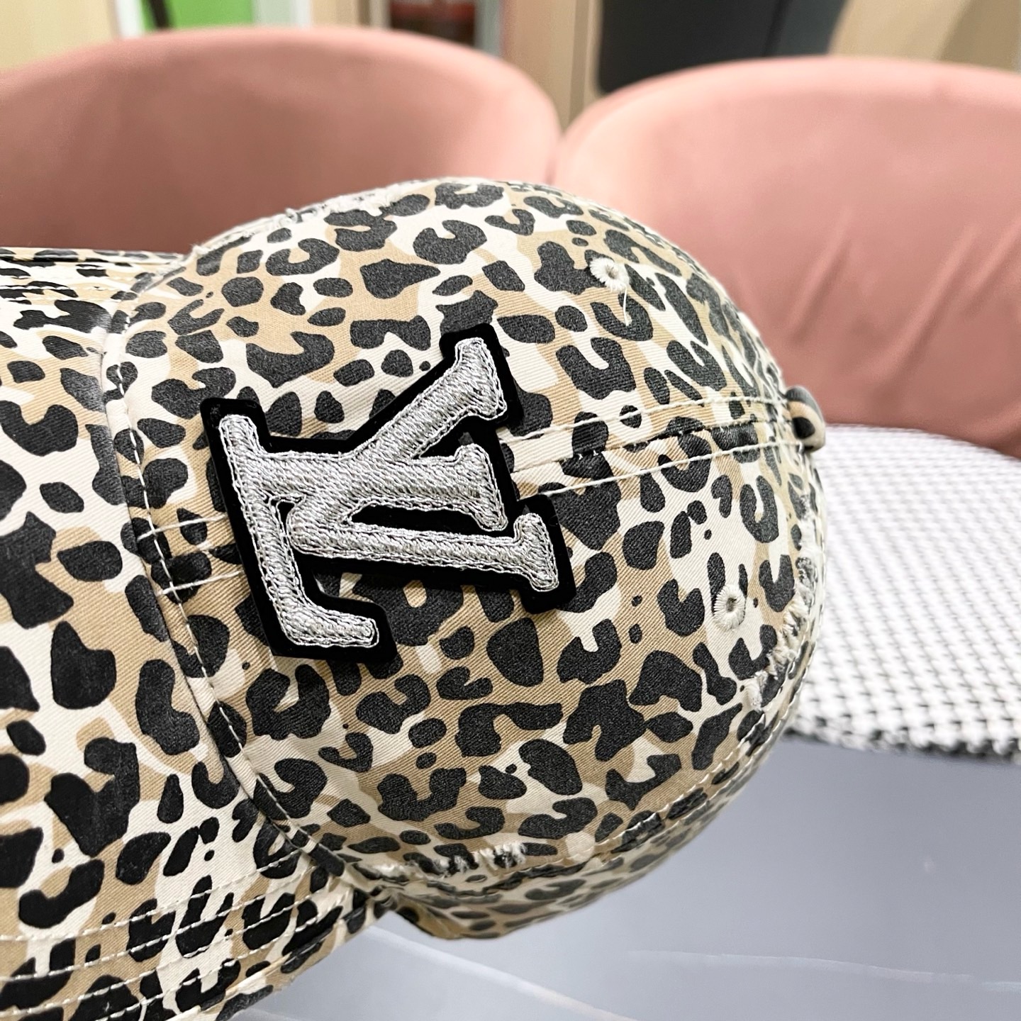 Lv路易威登豹纹鸭舌帽女士夏季2025新款破洞帽子复古大头国显脸小防晒棒球帽