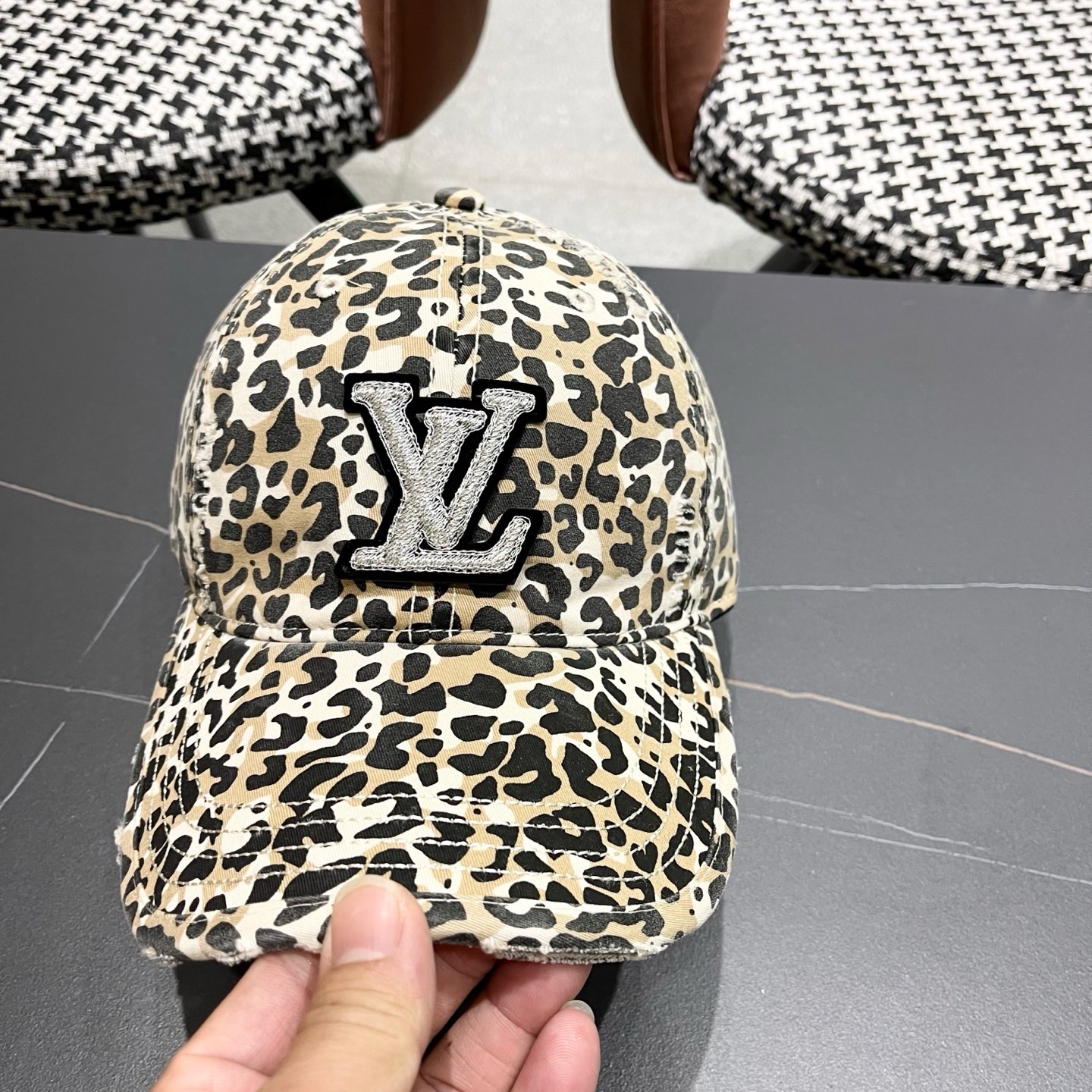 Lv路易威登豹纹鸭舌帽女士夏季2025新款破洞帽子复古大头国显脸小防晒棒球帽