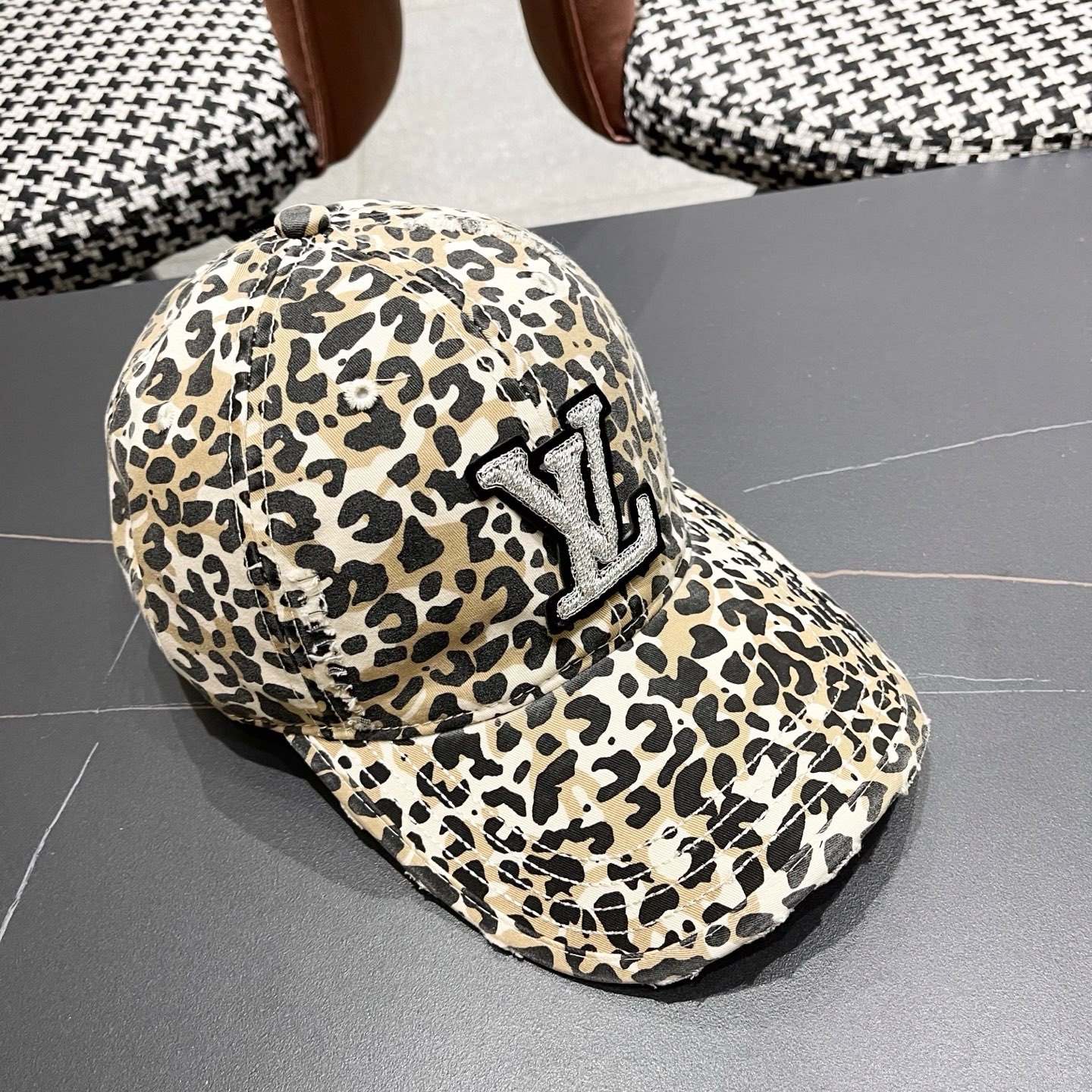 Lv路易威登豹纹鸭舌帽女士夏季2025新款破洞帽子复古大头国显脸小防晒棒球帽