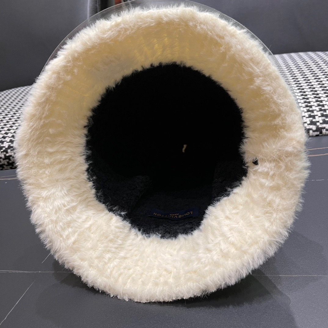 路易威登LouisVuitton可爱渔夫帽女冬季羊羔绒毛绒盆帽子加厚保暖韩版百搭潮牌