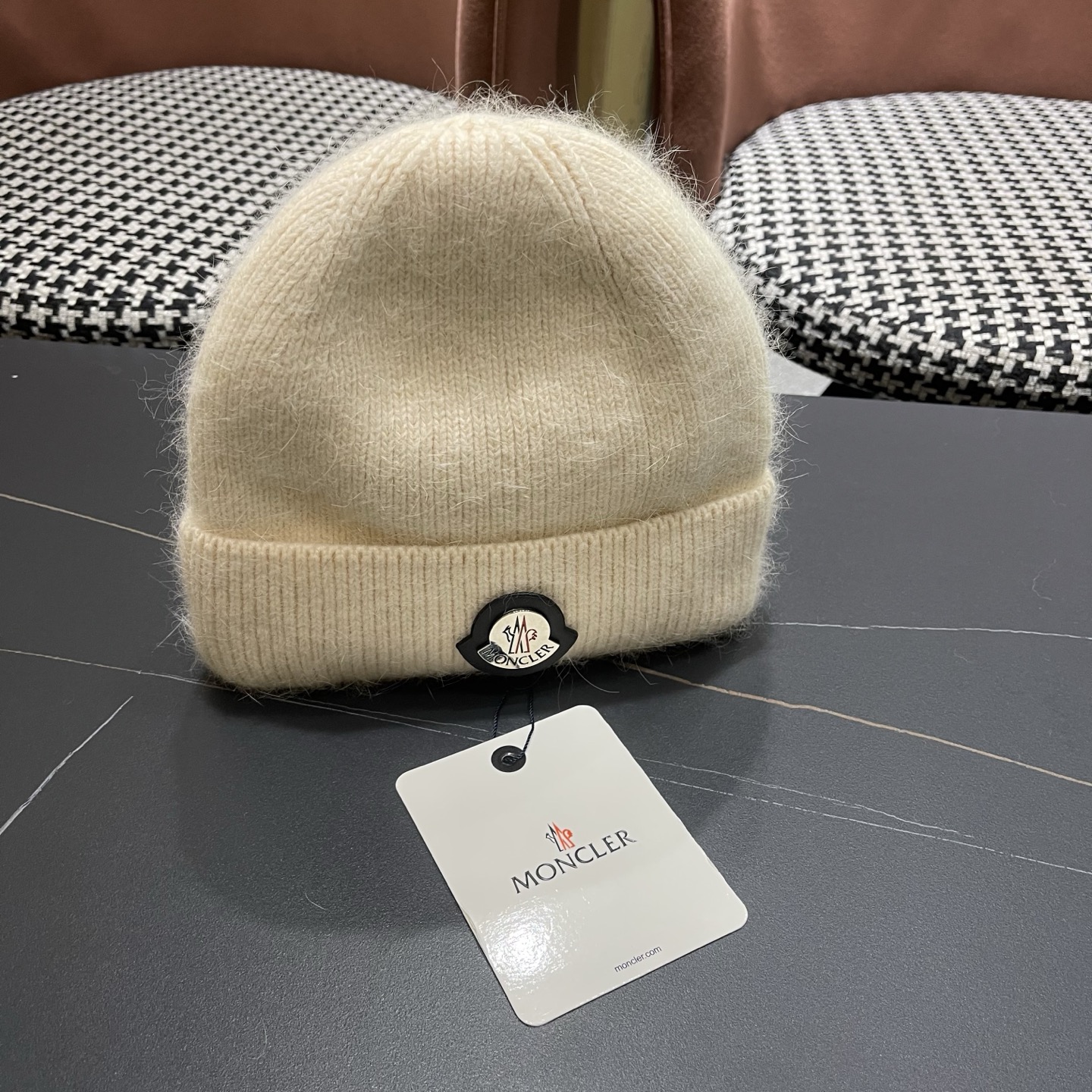 Moncler蒙口新款羊毛毛线帽毛茸茸的毛球就在头顶，可爱到无法抗拒～ 保暖又舒适，配大衣还是羽绒服，都是冬日里的最佳拍
