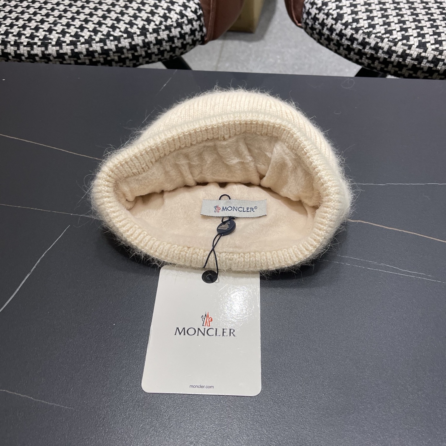 Moncler蒙口新款羊毛毛线帽毛茸茸的毛球就在头顶，可爱到无法抗拒～ 保暖又舒适，配大衣还是羽绒服，都是冬日里的最佳拍