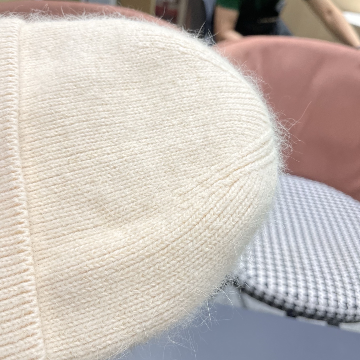 Moncler蒙口新款羊毛毛线帽毛茸茸的毛球就在头顶，可爱到无法抗拒～ 保暖又舒适，配大衣还是羽绒服，都是冬日里的最佳拍