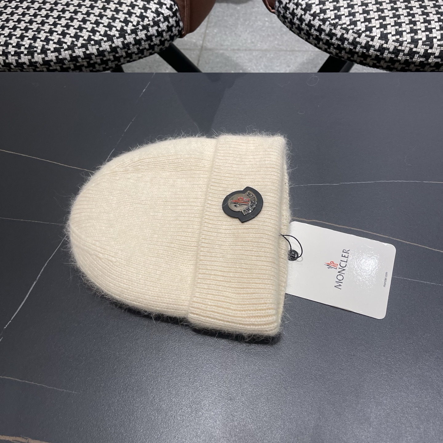 Moncler蒙口新款羊毛毛线帽毛茸茸的毛球就在头顶，可爱到无法抗拒～ 保暖又舒适，配大衣还是羽绒服，都是冬日里的最佳拍