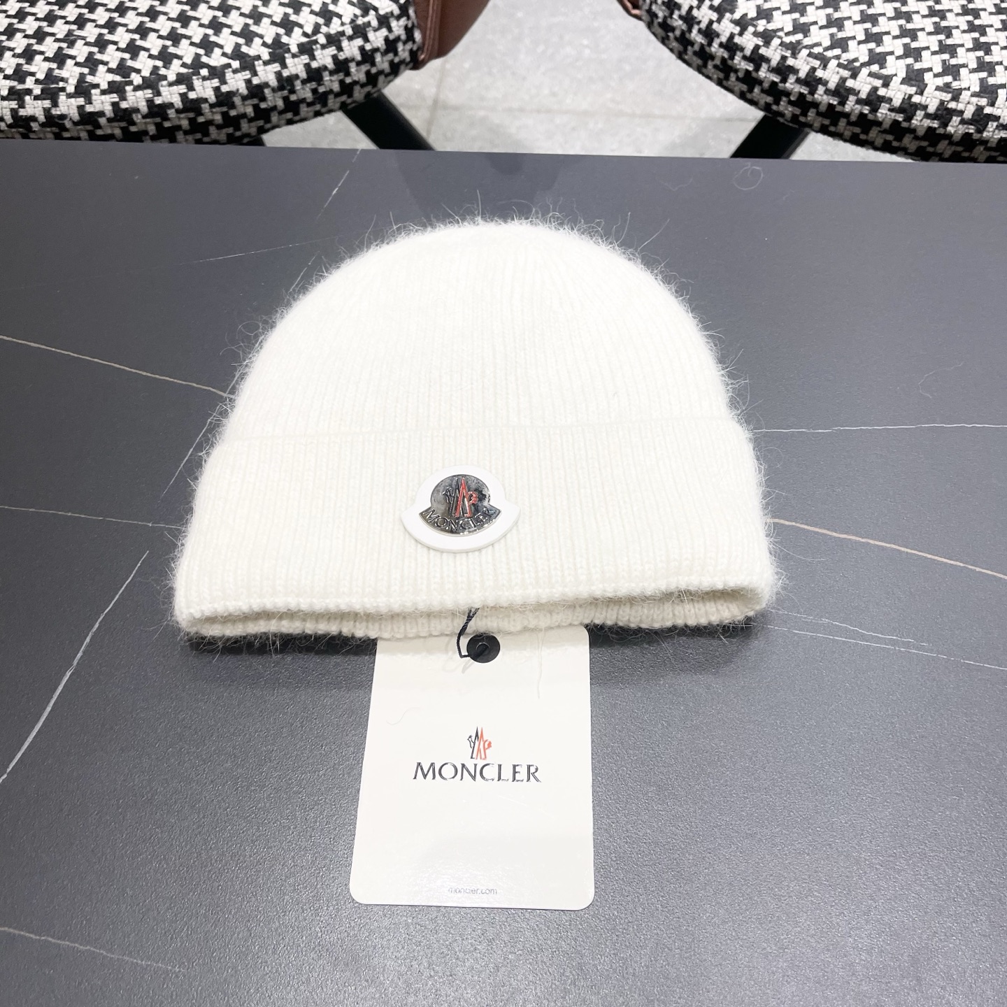 Moncler蒙口新款羊毛毛线帽毛茸茸的毛球就在头顶，可爱到无法抗拒～ 保暖又舒适，配大衣还是羽绒服，都是冬日里的最佳拍