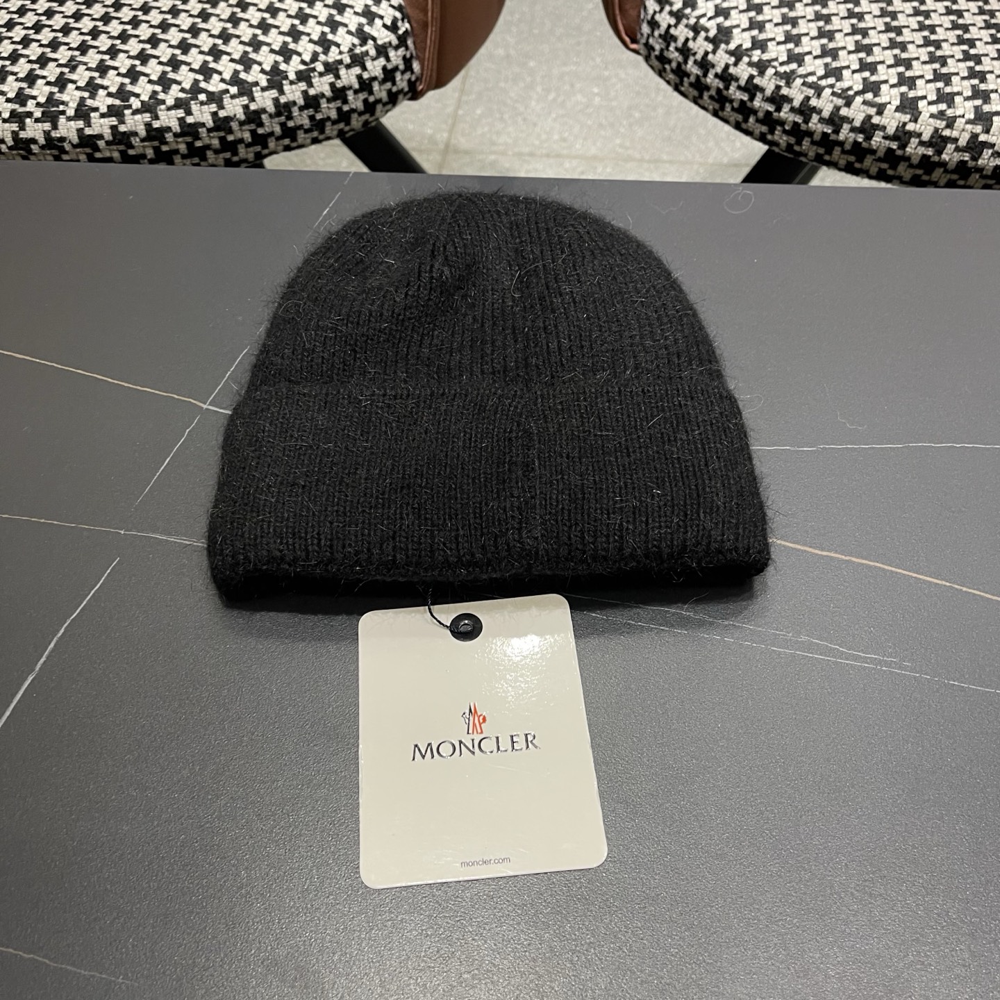 Moncler蒙口新款羊毛毛线帽毛茸茸的毛球就在头顶，可爱到无法抗拒～ 保暖又舒适，配大衣还是羽绒服，都是冬日里的最佳拍