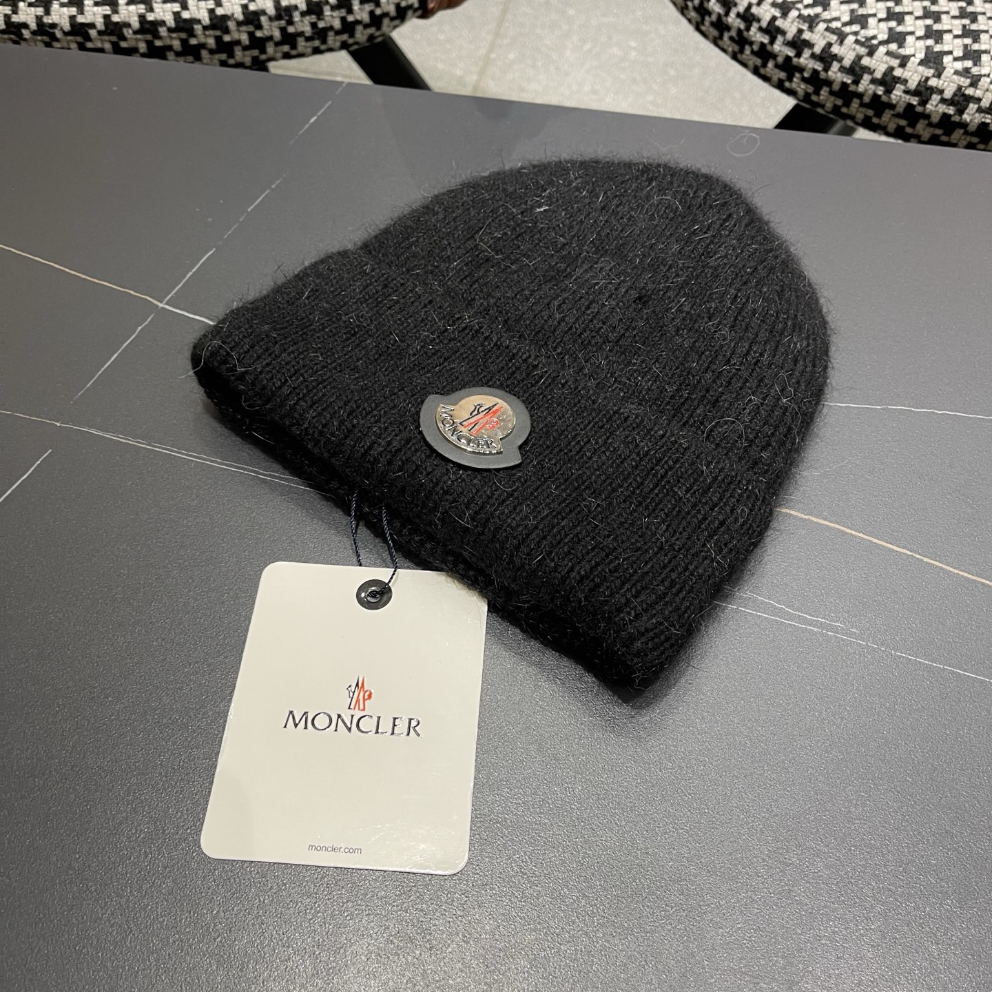 Moncler蒙口新款羊毛毛线帽毛茸茸的毛球就在头顶，可爱到无法抗拒～ 保暖又舒适，配大衣还是羽绒服，都是冬日里的最佳拍