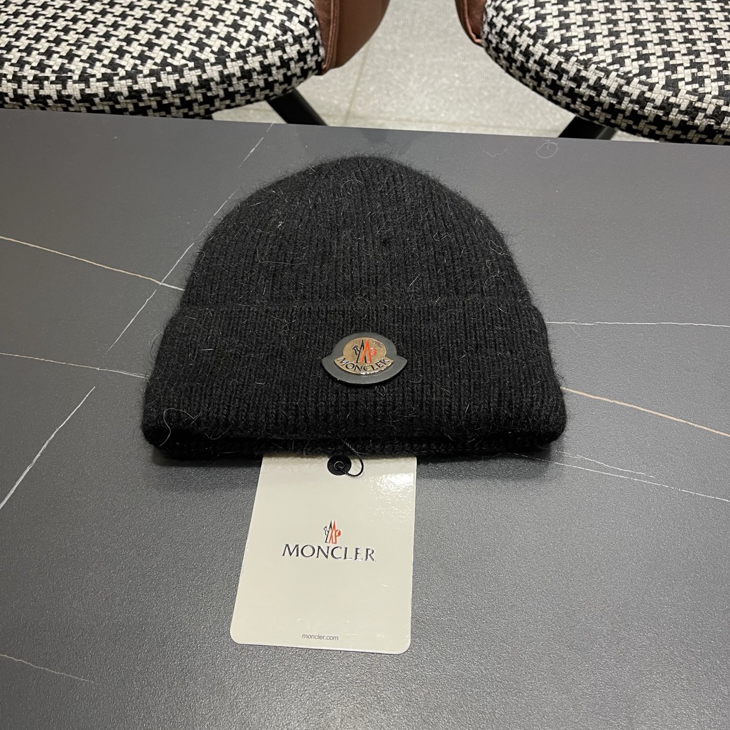 Moncler蒙口新款羊毛毛线帽毛茸茸的毛球就在头顶，可爱到无法抗拒～ 保暖又舒适，配大衣还是羽绒服，都是冬日里的最佳拍