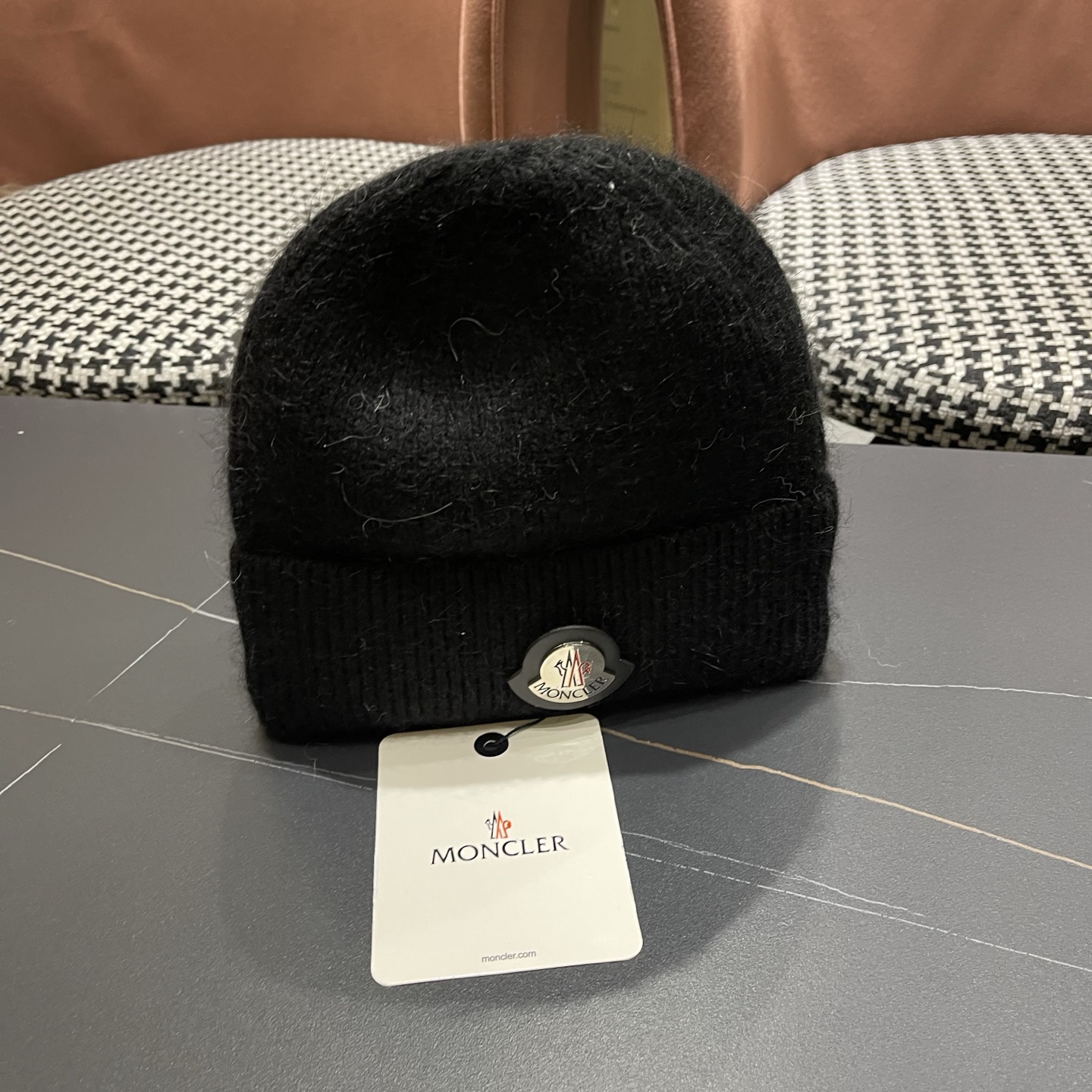 Moncler蒙口新款羊毛毛线帽毛茸茸的毛球就在头顶，可爱到无法抗拒～ 保暖又舒适，配大衣还是羽绒服，都是冬日里的最佳拍