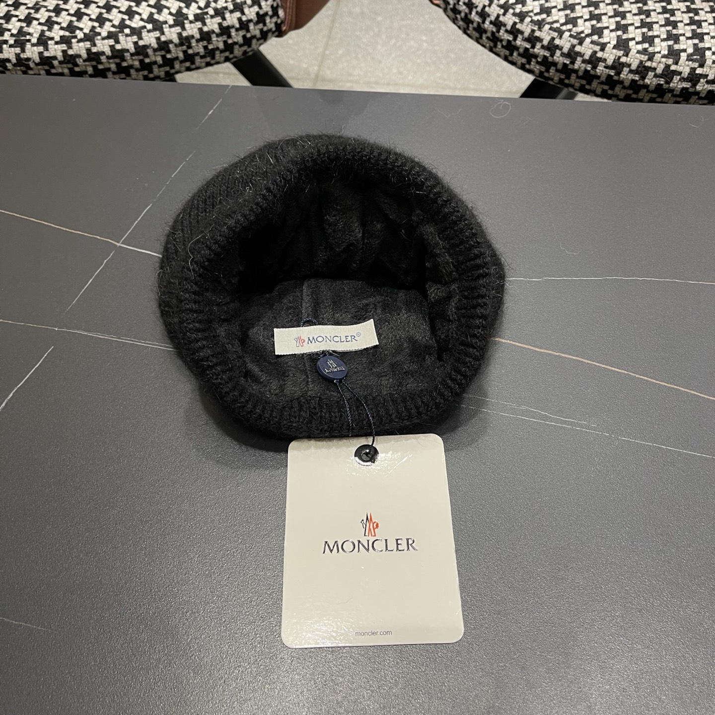 Moncler蒙口新款羊毛毛线帽毛茸茸的毛球就在头顶，可爱到无法抗拒～ 保暖又舒适，配大衣还是羽绒服，都是冬日里的最佳拍