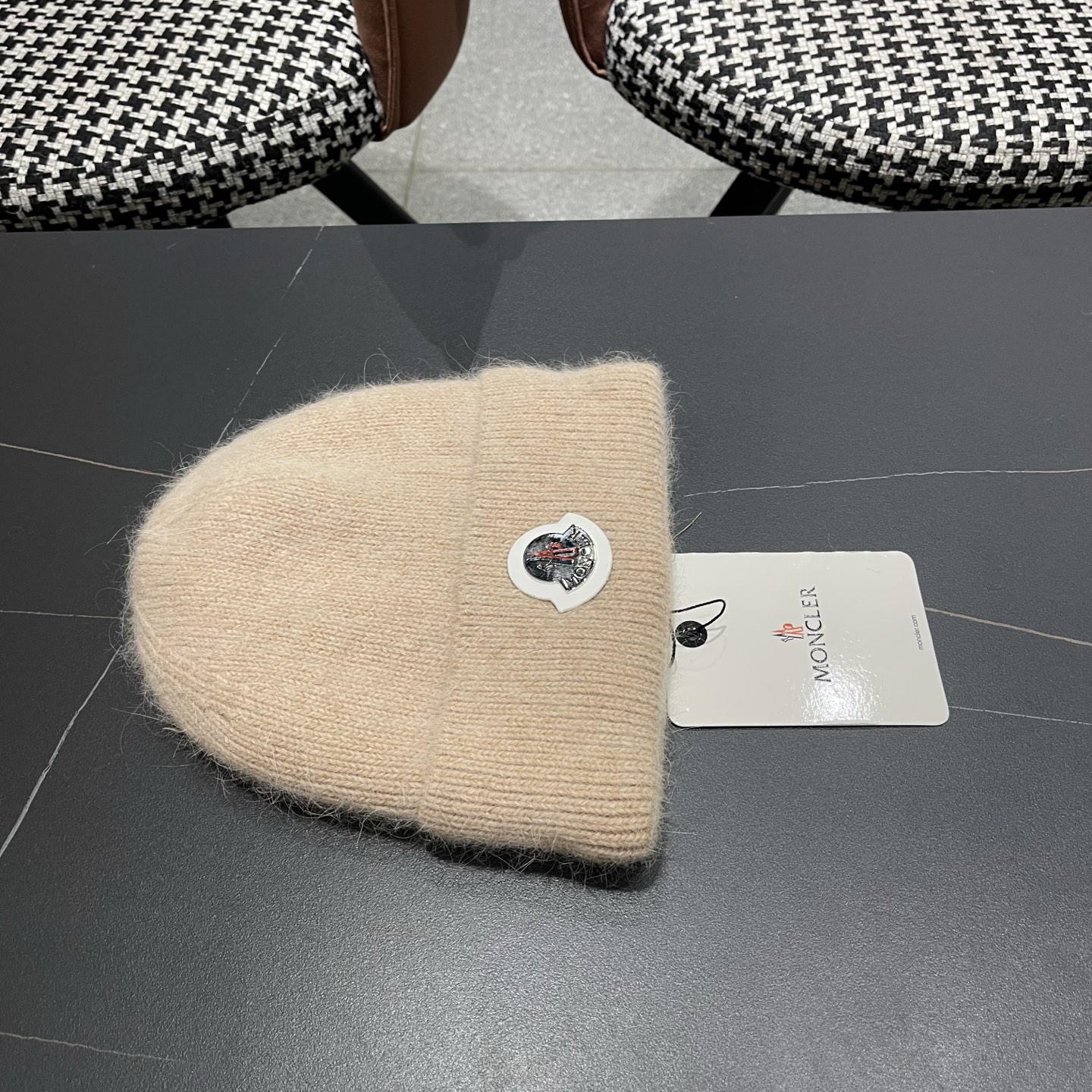 Moncler蒙口新款羊毛毛线帽毛茸茸的毛球就在头顶，可爱到无法抗拒～ 保暖又舒适，配大衣还是羽绒服，都是冬日里的最佳拍