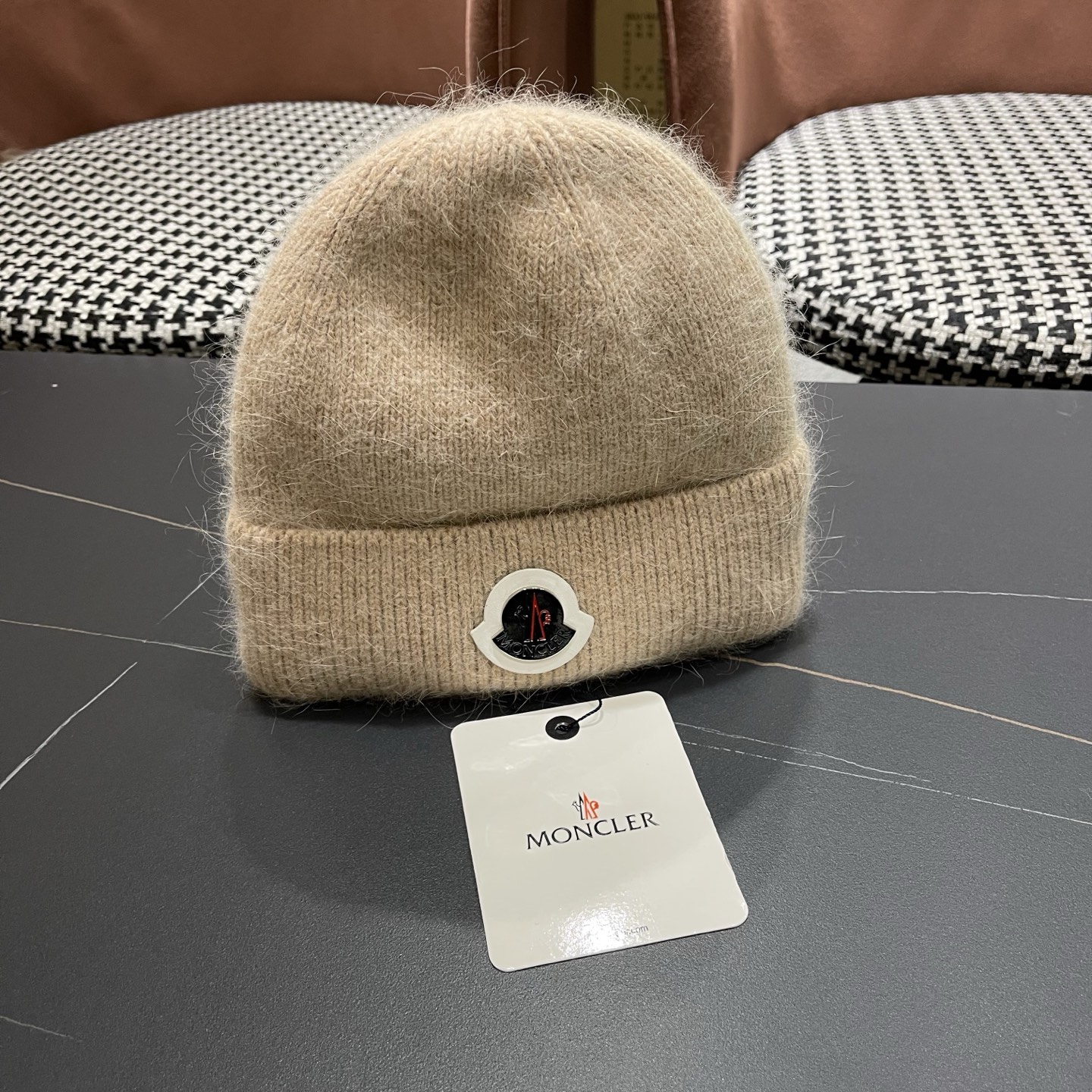 Moncler蒙口新款羊毛毛线帽毛茸茸的毛球就在头顶，可爱到无法抗拒～ 保暖又舒适，配大衣还是羽绒服，都是冬日里的最佳拍