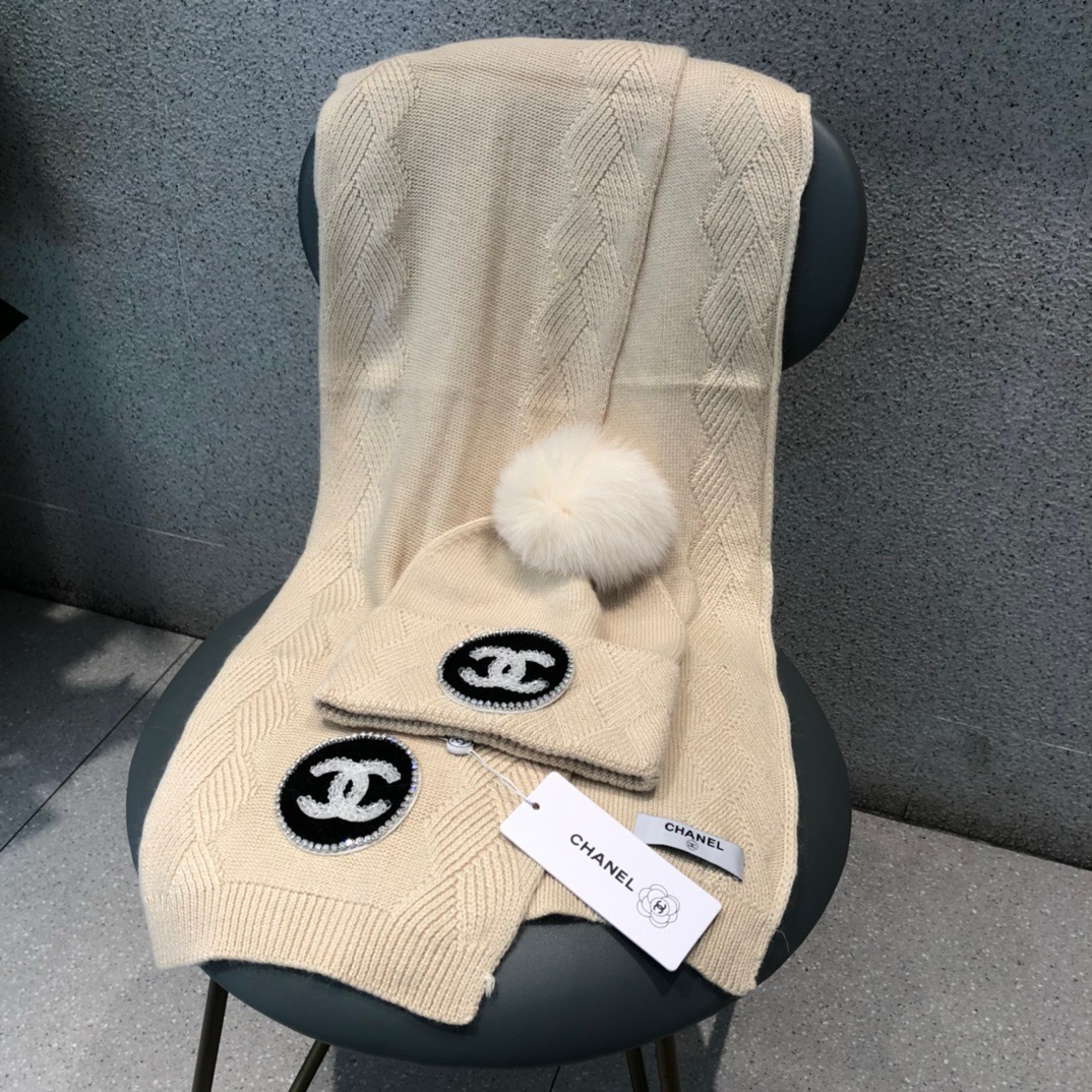P210🌹香奈儿套装🎁CHANEL淑女款&hearts;️帽子围巾套装[爱心][爱心]70%兔绒+30%羊毛材质😱😘保暖又时尚，配香奈儿珍珠logo更显时尚高端大气！