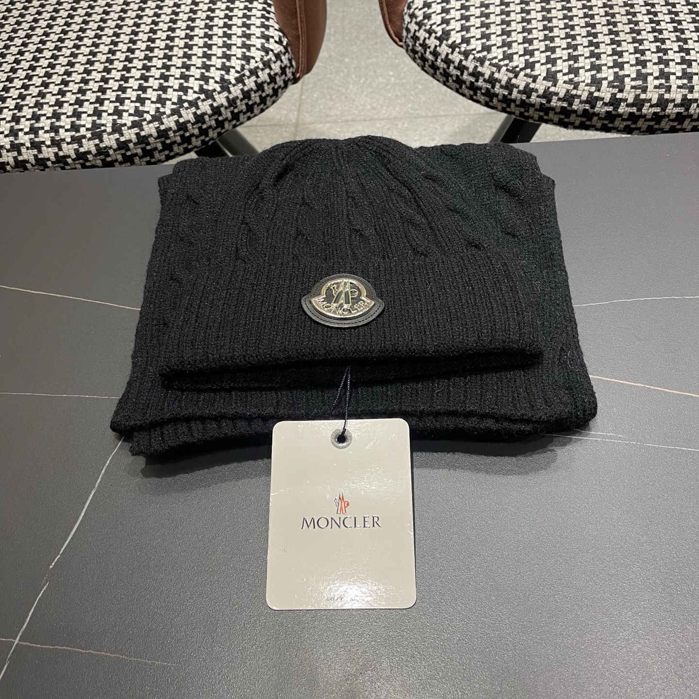 NO:602074,MONCLER (Mongolian mouth) new scarf and hat two-piece set, warm, fashionable, casual and versatile suit, suit, Moncler, hats19860909MONCLER（蒙口）新款围巾帽子两件套 保暖又时尚休闲百搭套装,套装,Moncler,hats,accessory