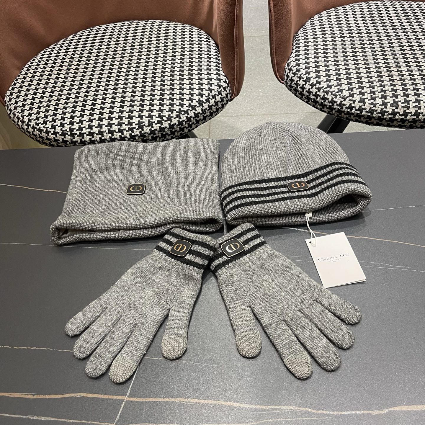 NO:602028,Dior Dior new winter warm hat women's scarf gloves three-piece set thickened alpaca knitted striped wool hat men's trendy suit, suit, dior, dior, gloves, hats19860909Dior迪奥 冬季新款保暖帽子女围巾手套三件套 加厚羊驼绒针织条纹毛线帽男潮套装,套装,dior,dior,gloves,hats,accessory